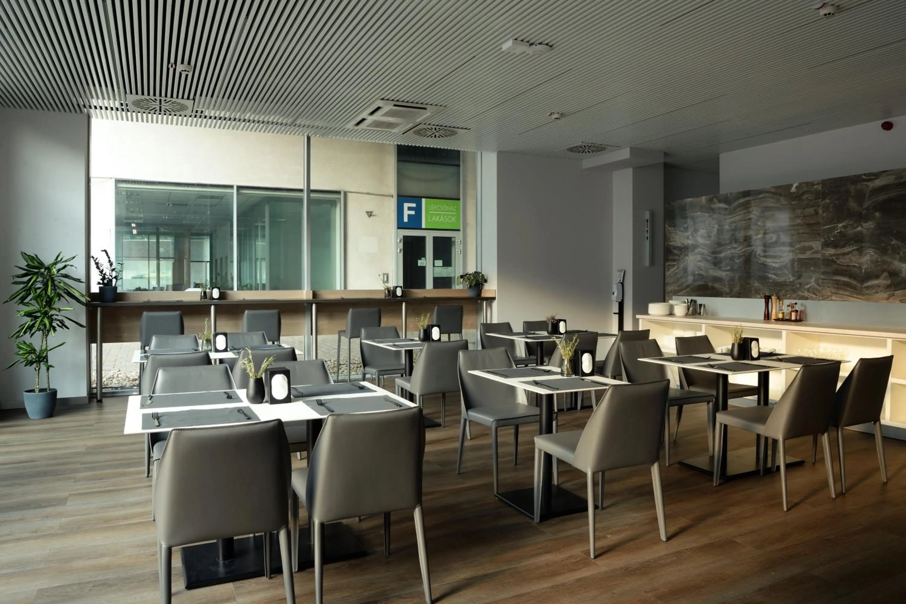 Restaurant/places to eat in Premier Hotel Miskolc