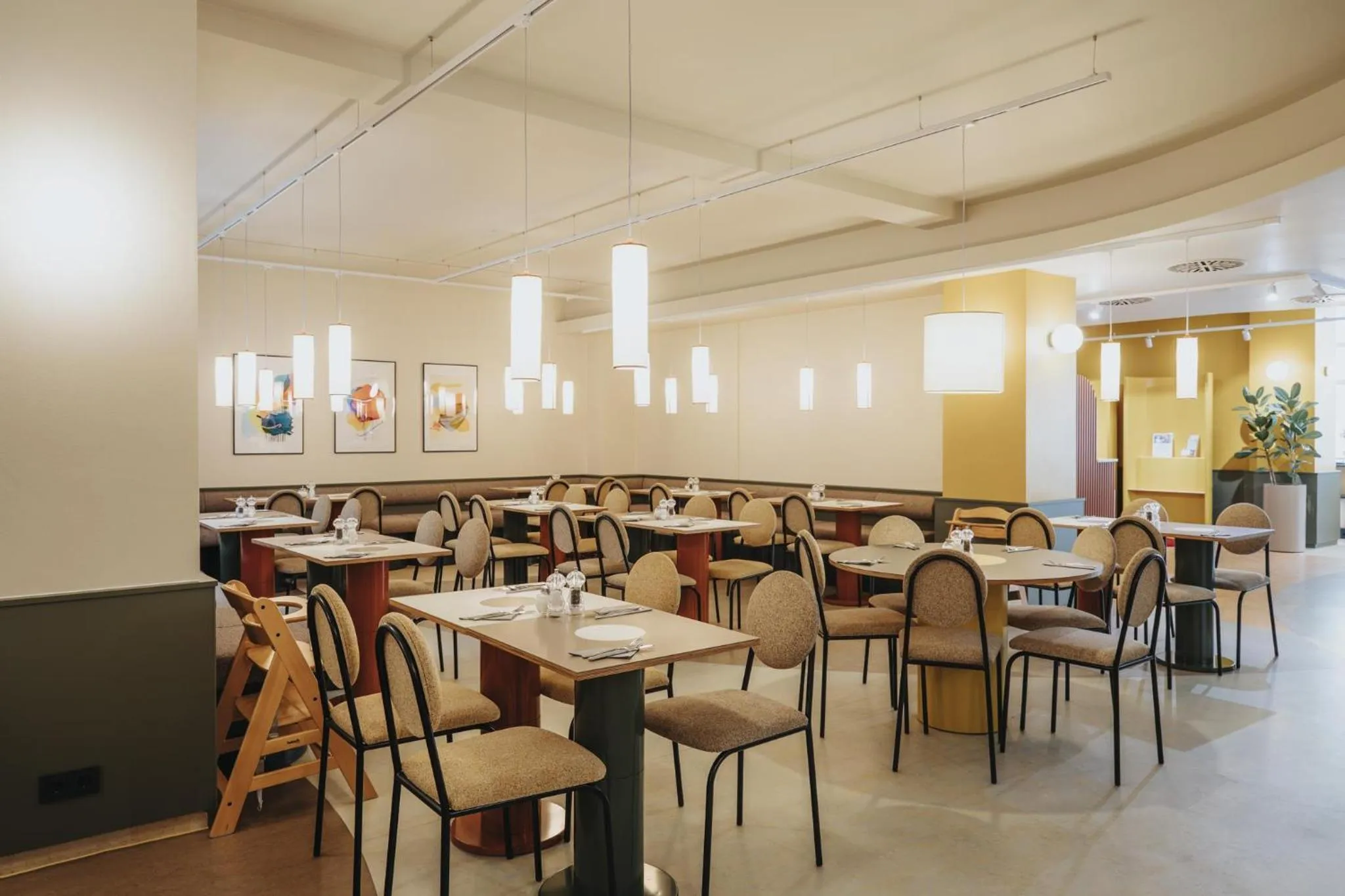 Lounge or bar in Premier Inn Köln City Mediapark