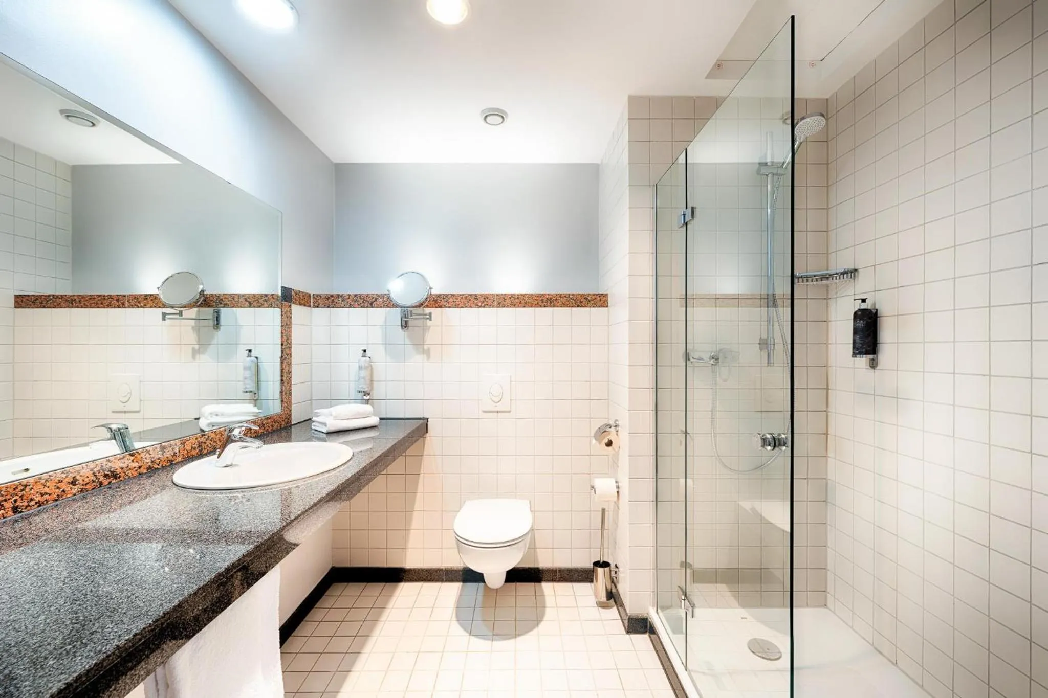 Bathroom in Premier Inn Köln City Mediapark