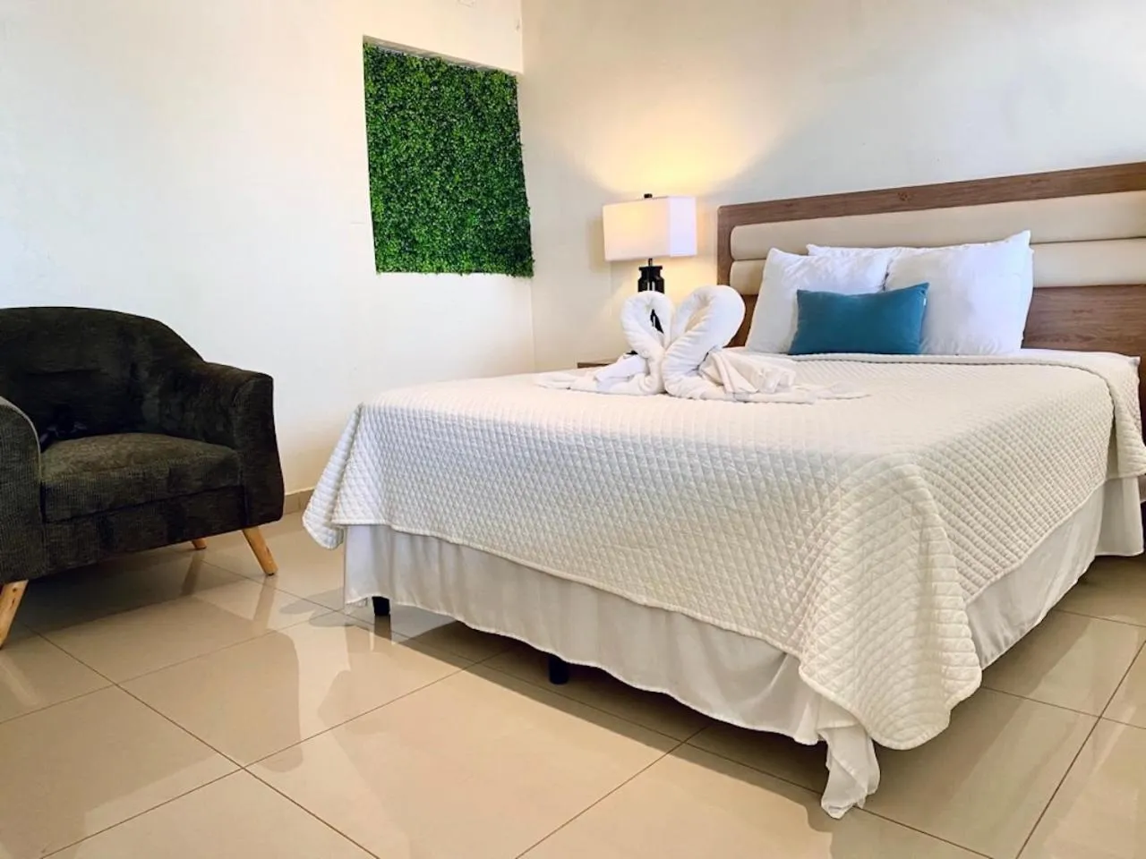 Bed in Paradise Surf Hotel