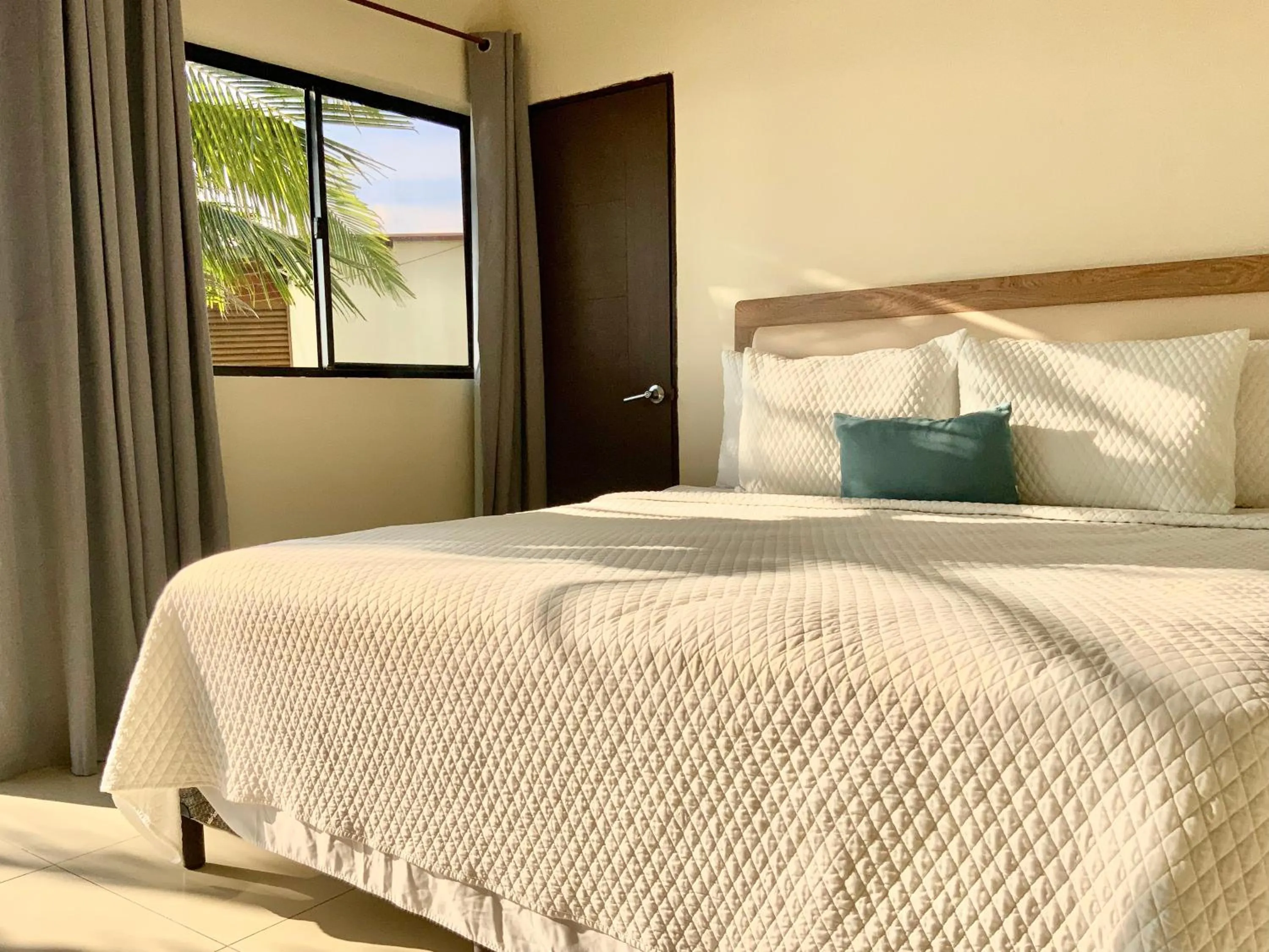 Bed in Paradise Surf Hotel