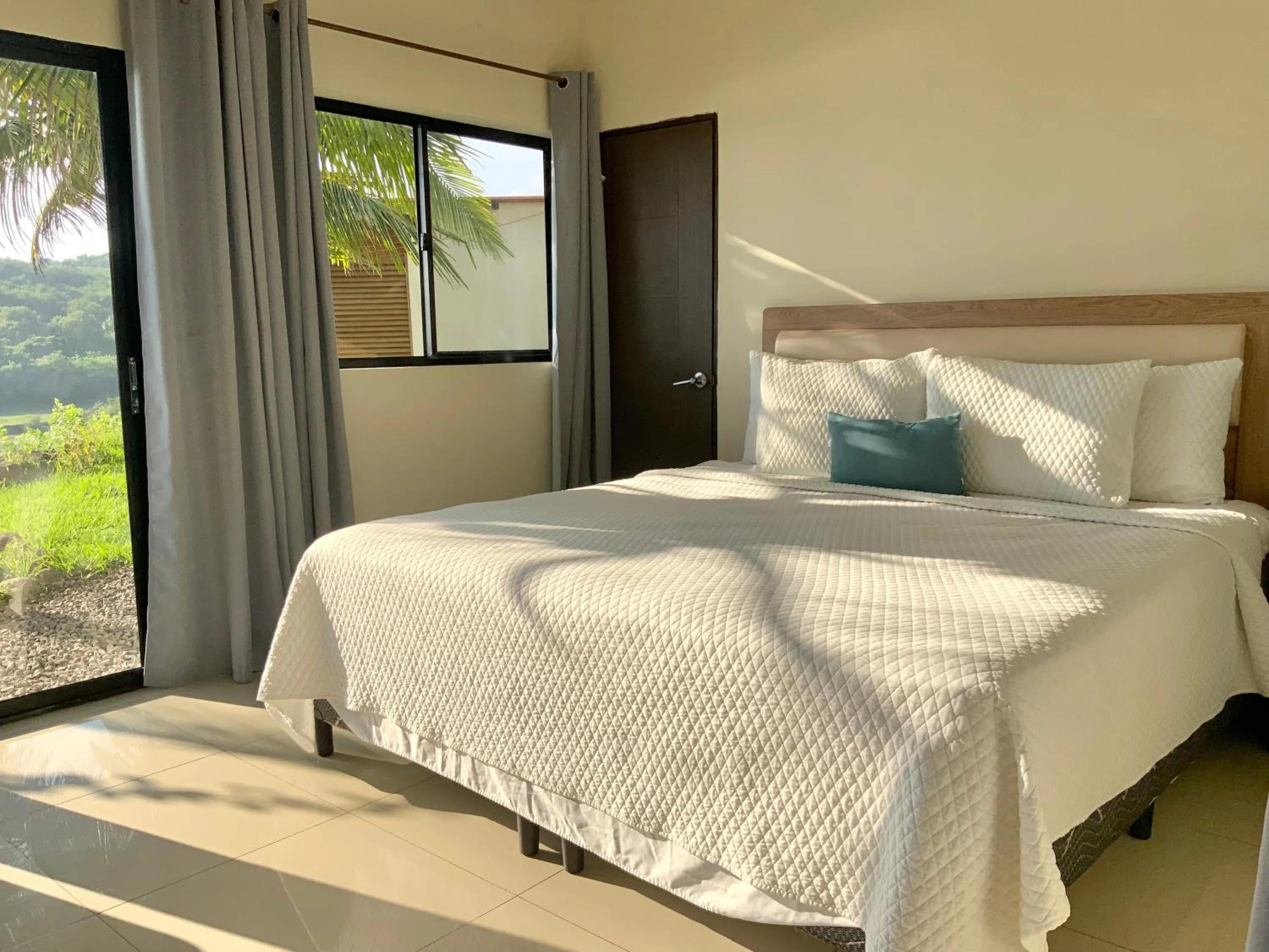 Bed in Paradise Surf Hotel