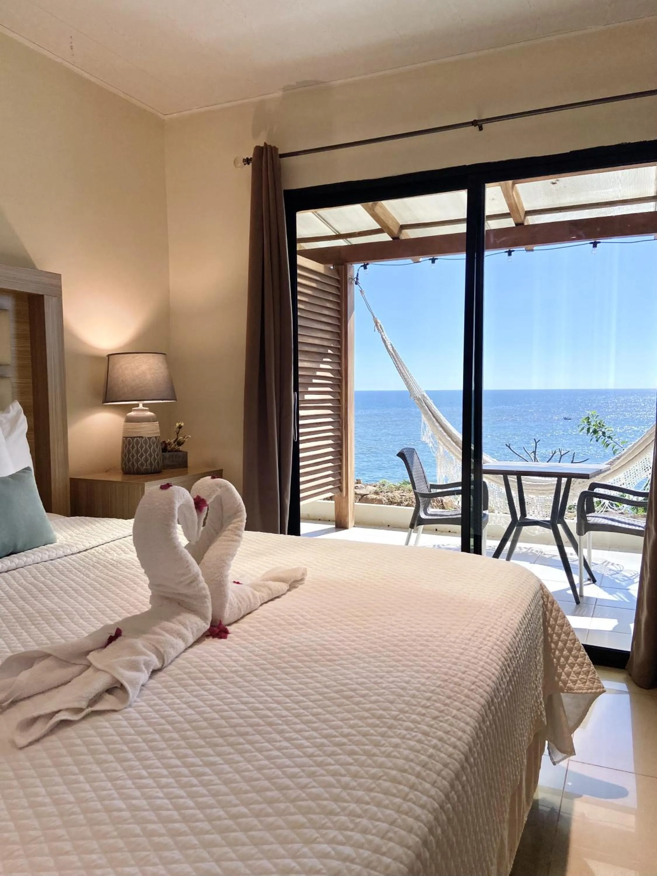 Bed in Paradise Surf Hotel