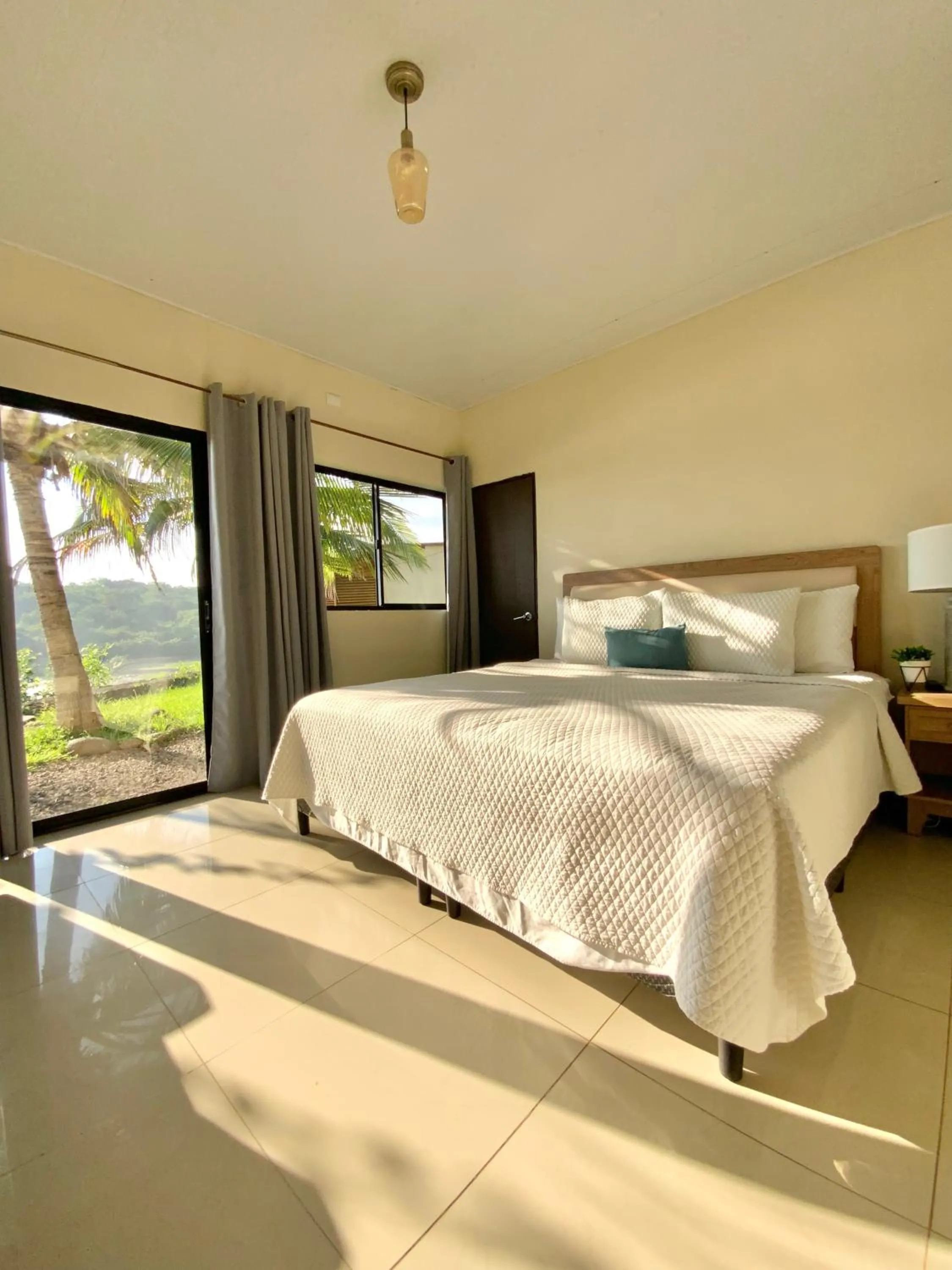 Bed in Paradise Surf Hotel