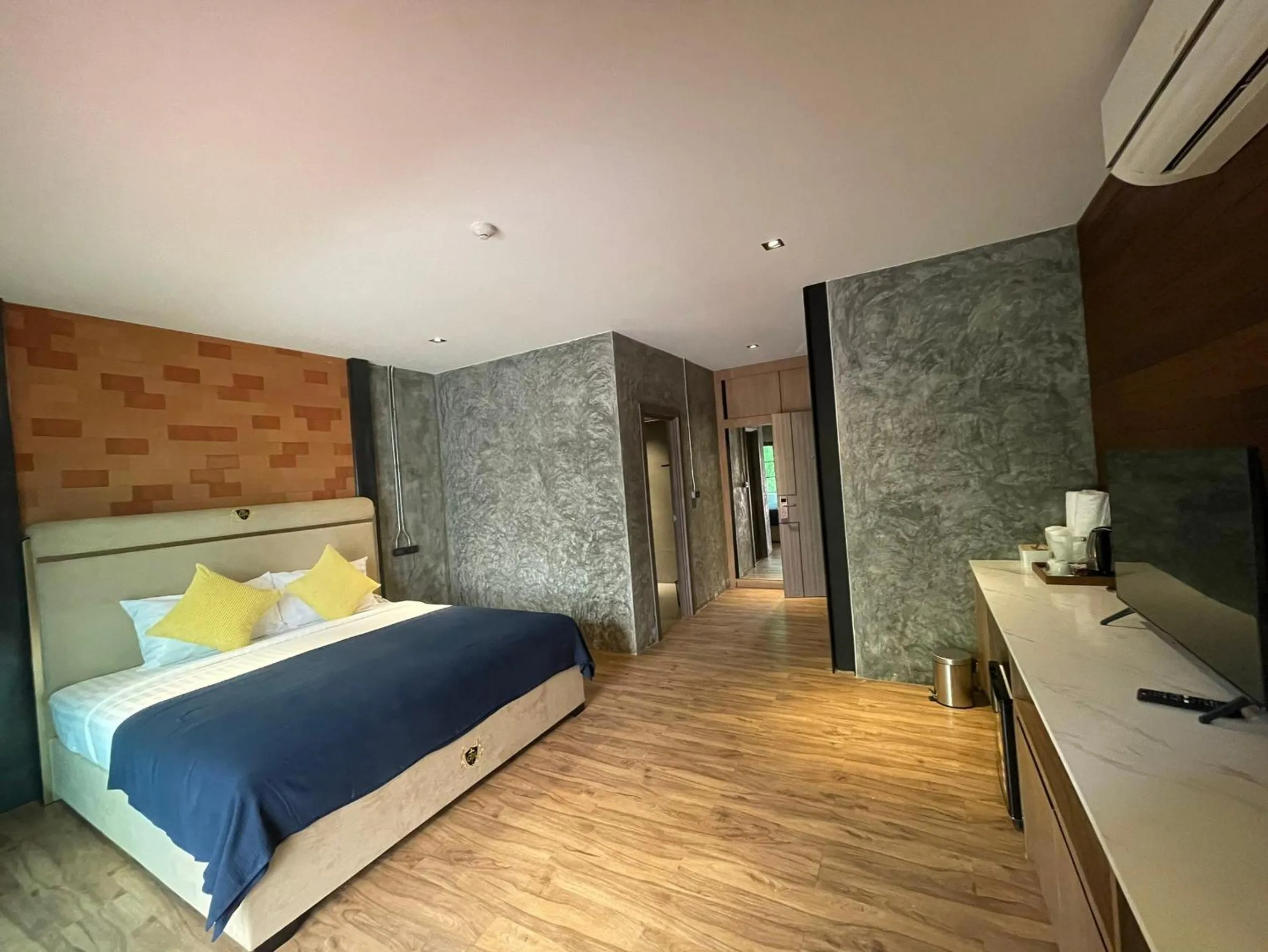 Photo of the whole room, Bed in Loft122 Hotel