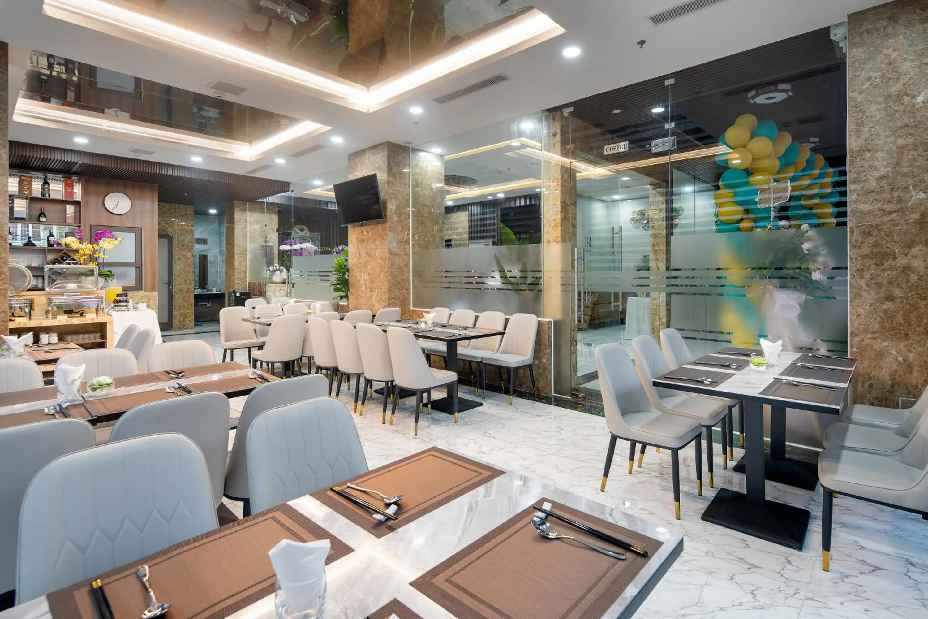 Restaurant/places to eat in Tan Phuong Nam Hotel & Apartment