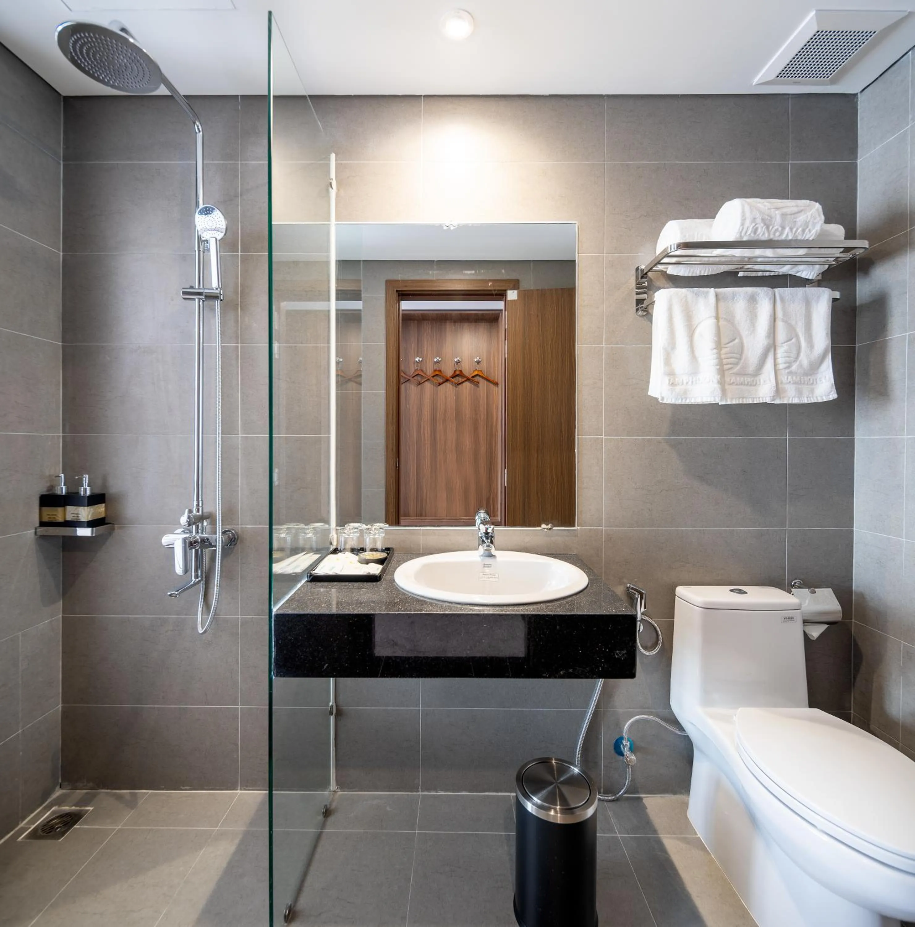 Toilet in Tan Phuong Nam Hotel & Apartment