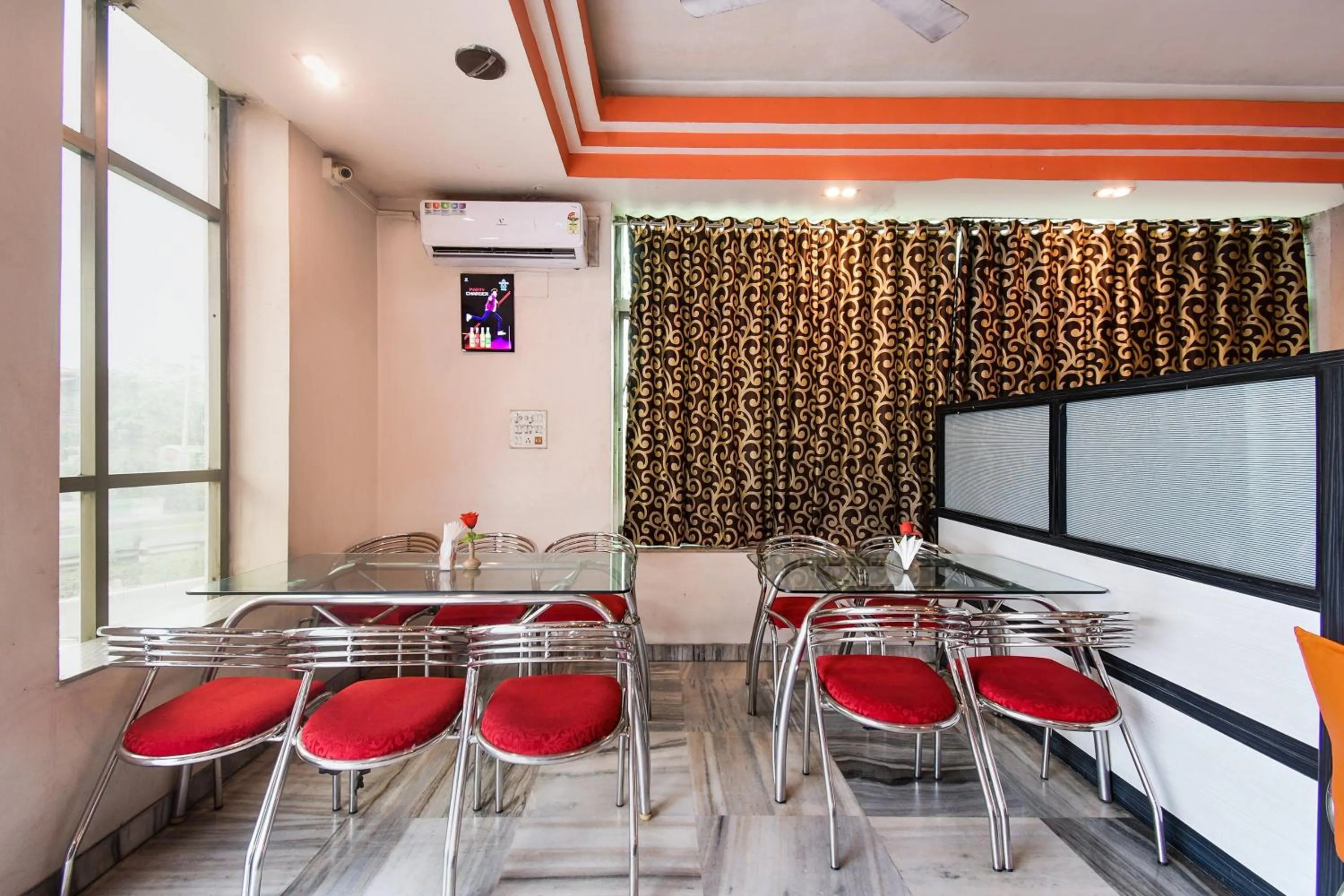 Restaurant/places to eat in Hotel O New Tulip Santragachi Junction