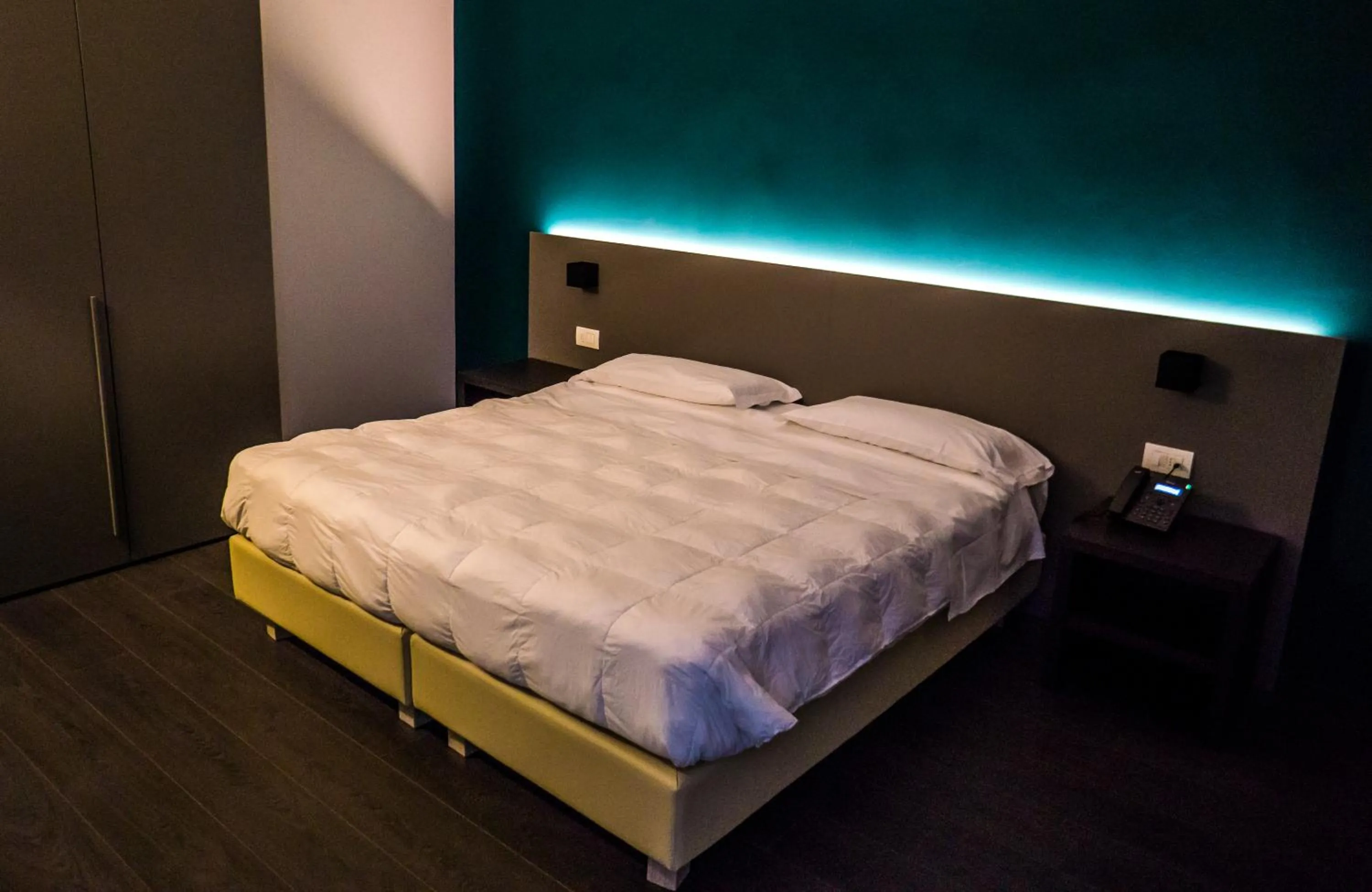 Property building, Bed in Venice Terminal Apartments & Suites