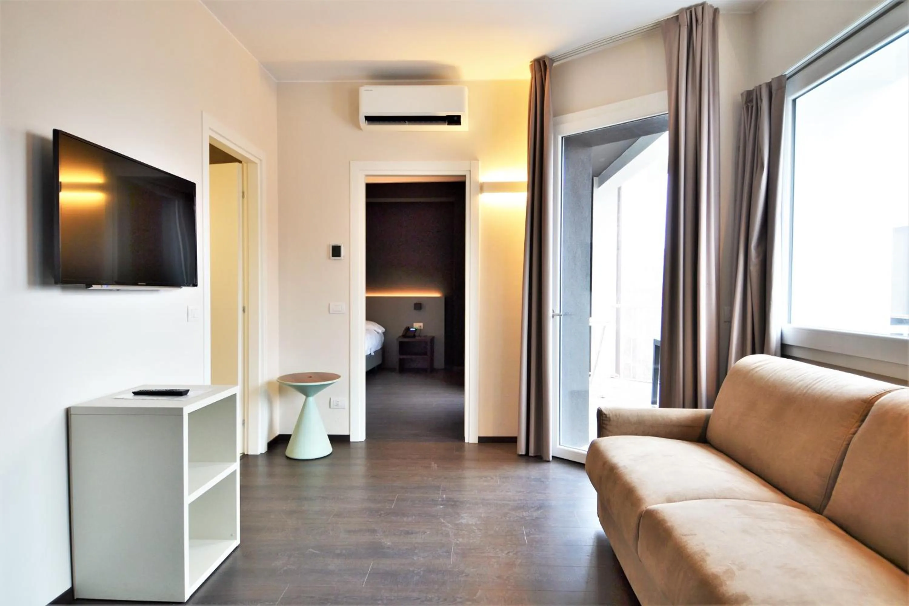 Communal lounge/ TV room in Venice Terminal Apartments & Suites