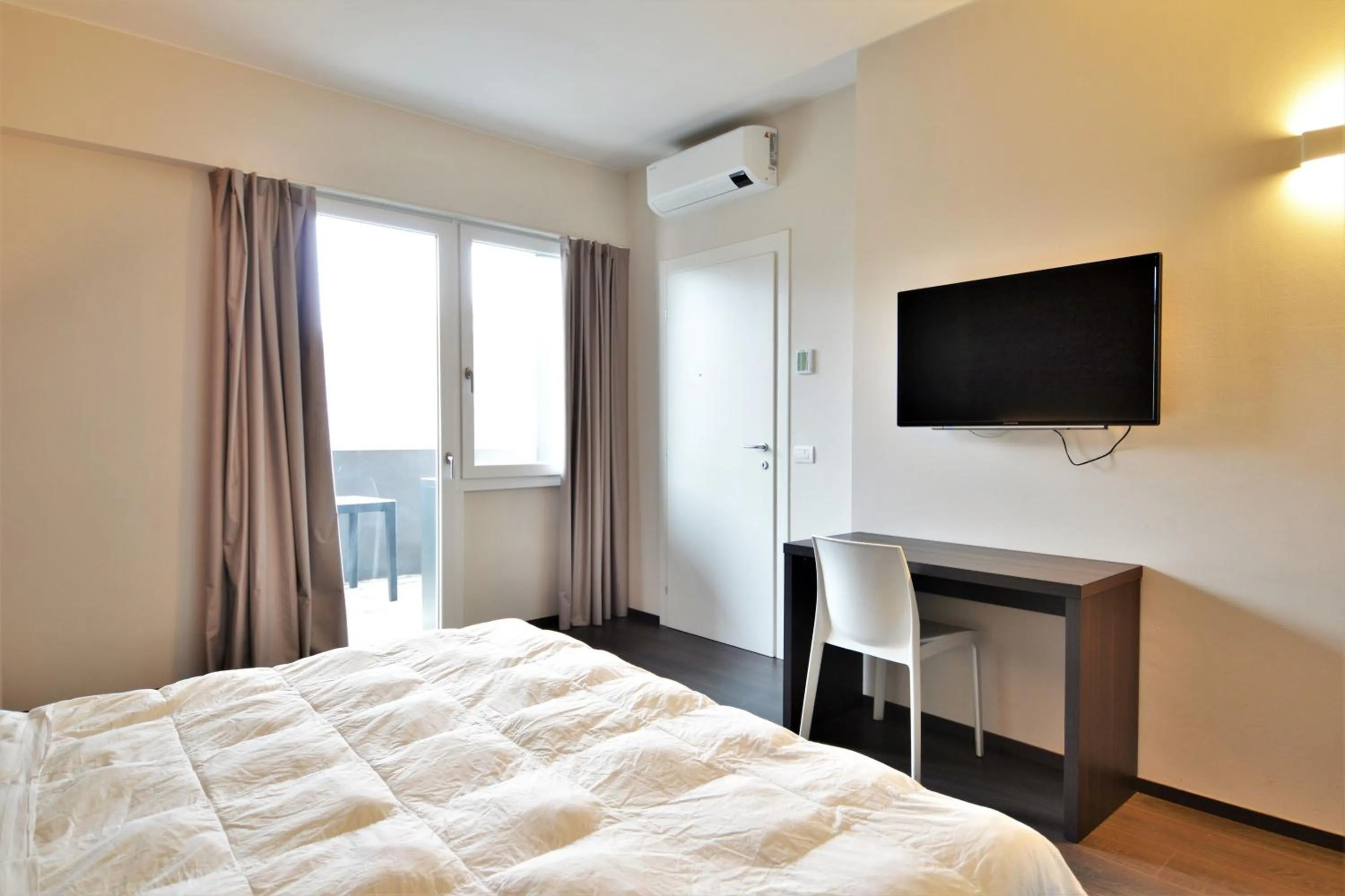 Bed in Venice Terminal Apartments & Suites