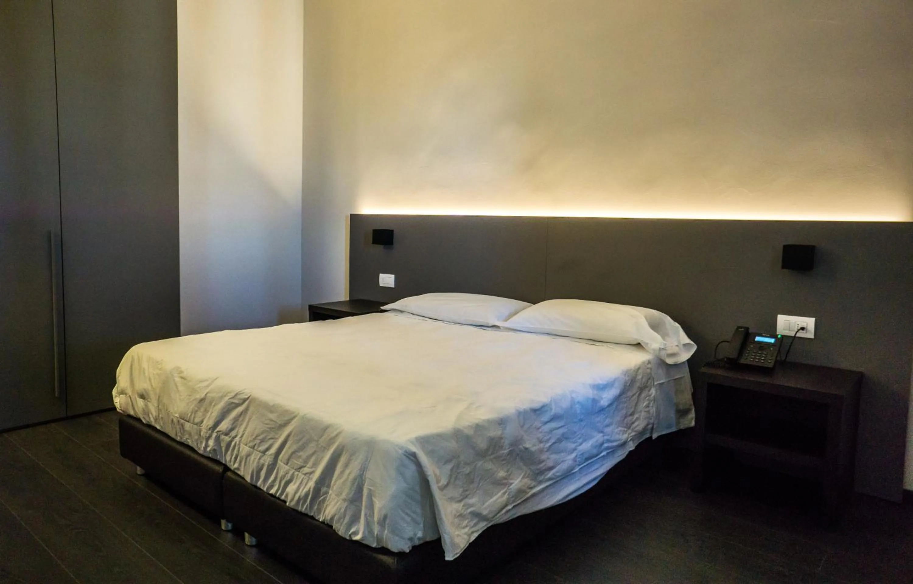 Property building, Bed in Venice Terminal Apartments & Suites