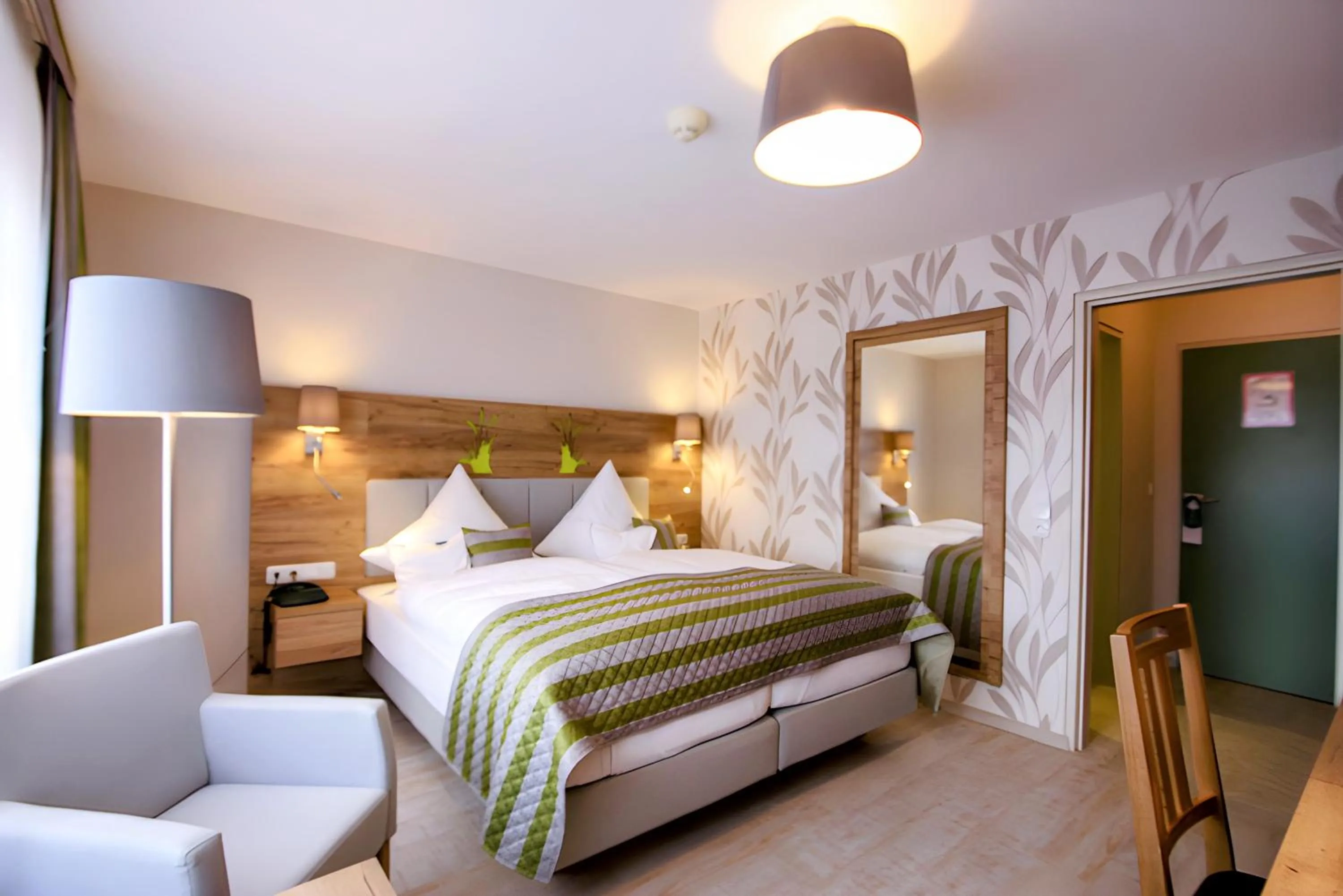 Bed in Eifel Hotel Schneider am Maar