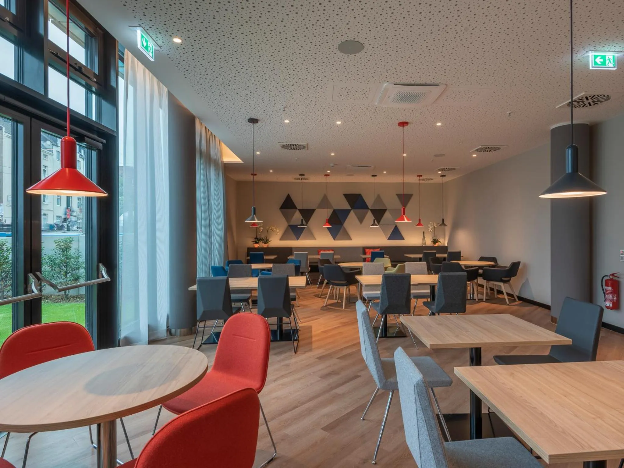 Restaurant/places to eat in Holiday Inn Express Düsseldorf - Hauptbahnhof by IHG