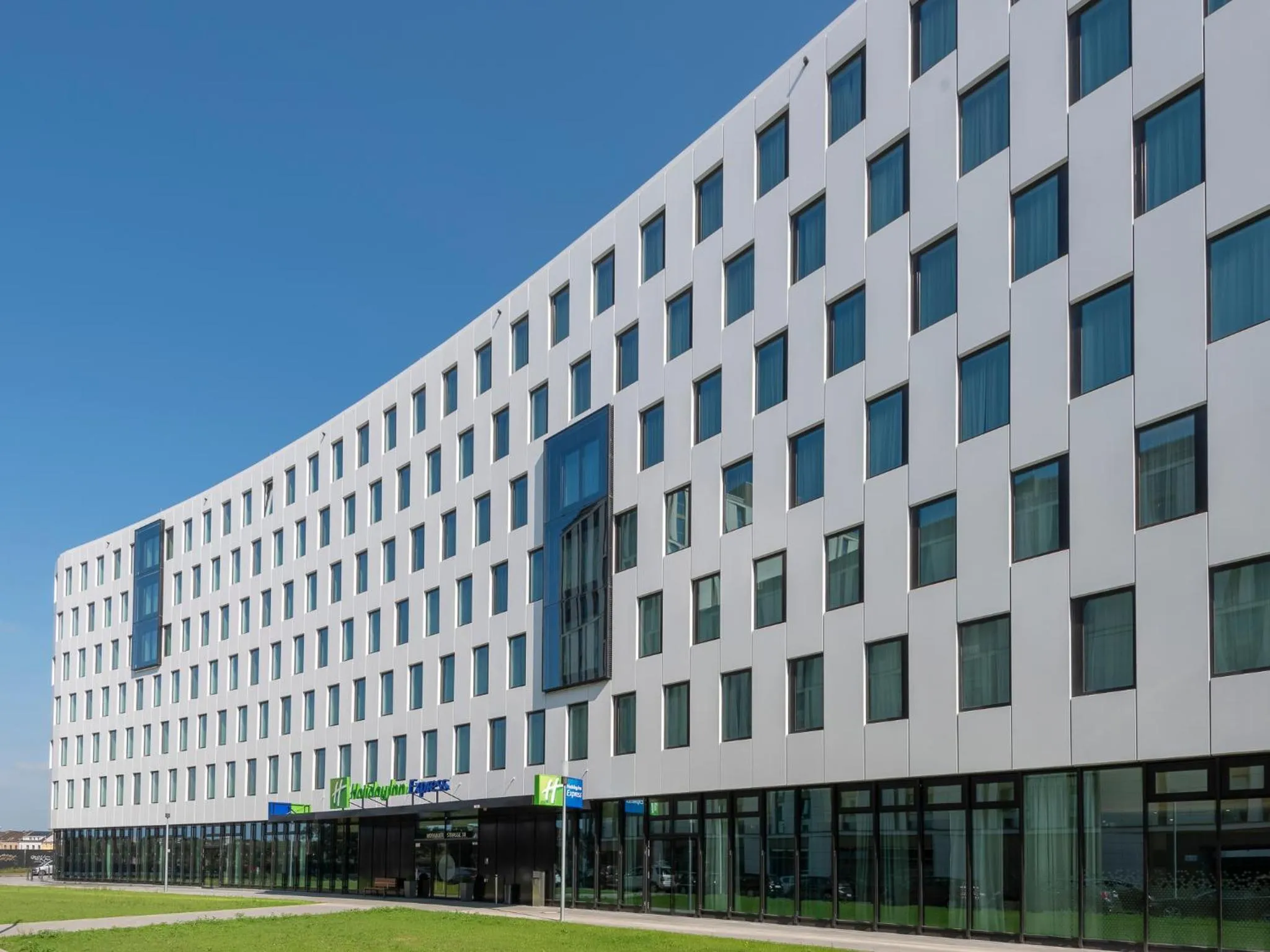 Facade/entrance in Holiday Inn Express Düsseldorf - Hauptbahnhof by IHG