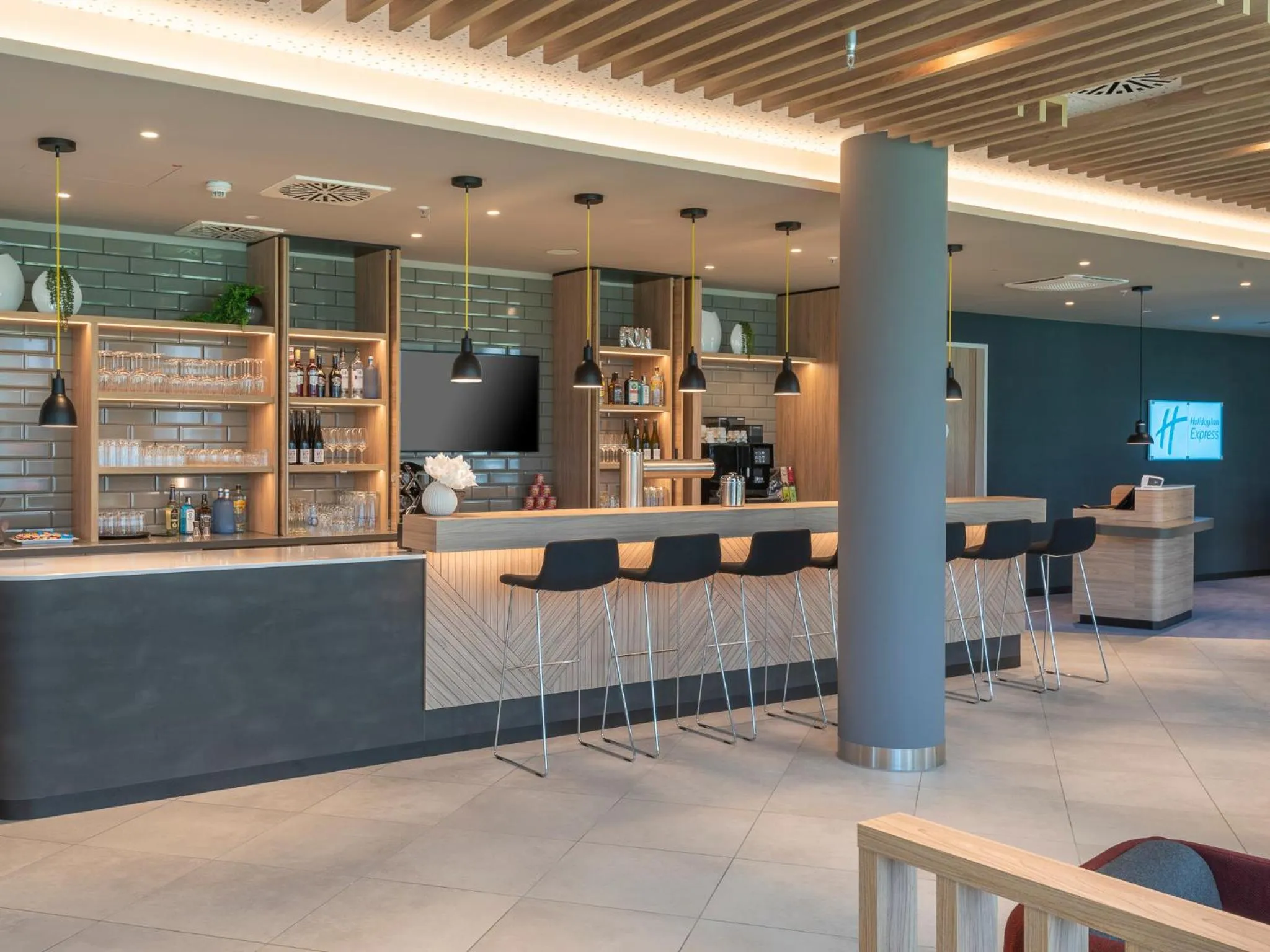 Lounge or bar in Holiday Inn Express Düsseldorf - Hauptbahnhof by IHG