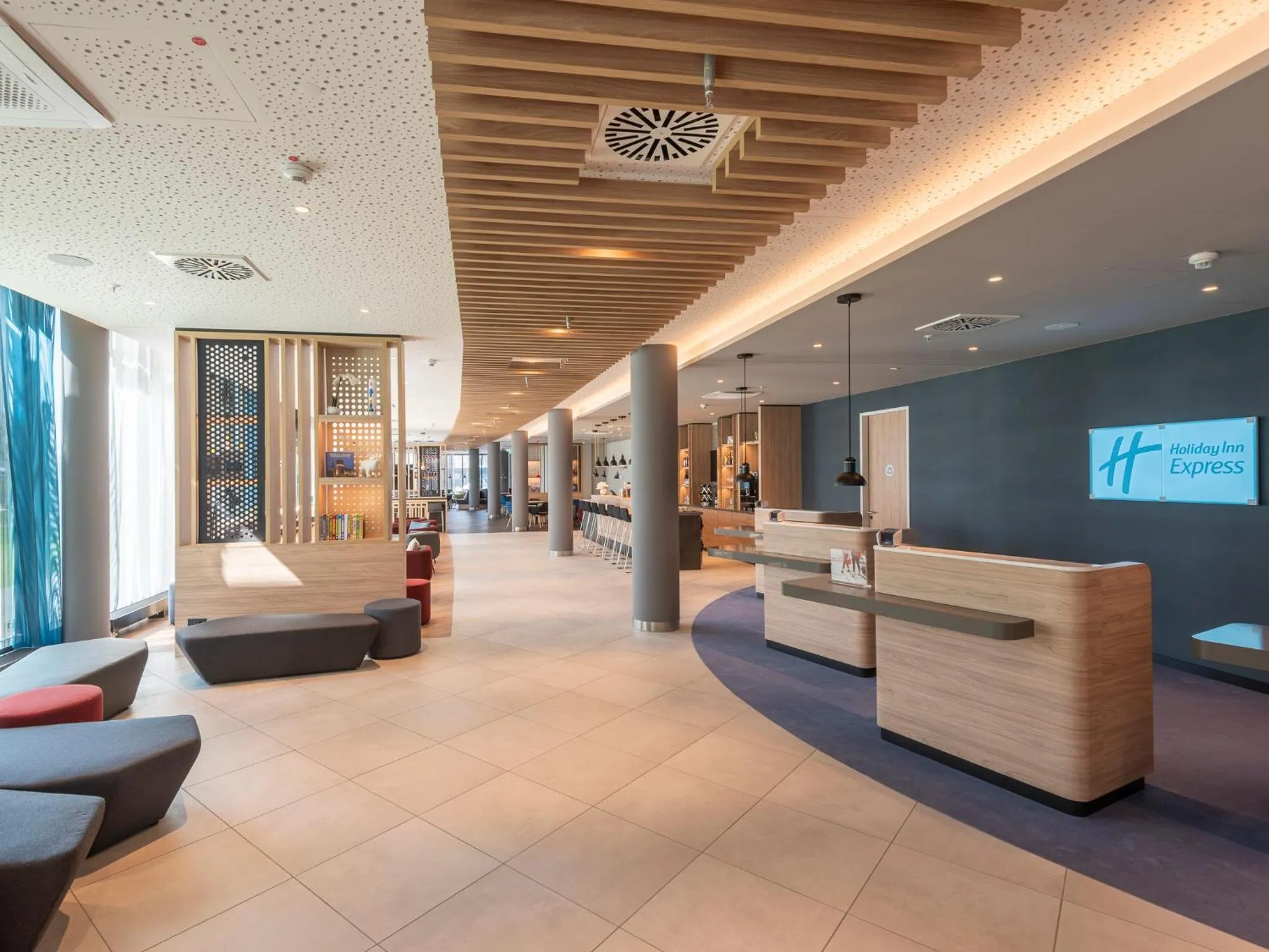 Lobby or reception in Holiday Inn Express Düsseldorf - Hauptbahnhof by IHG