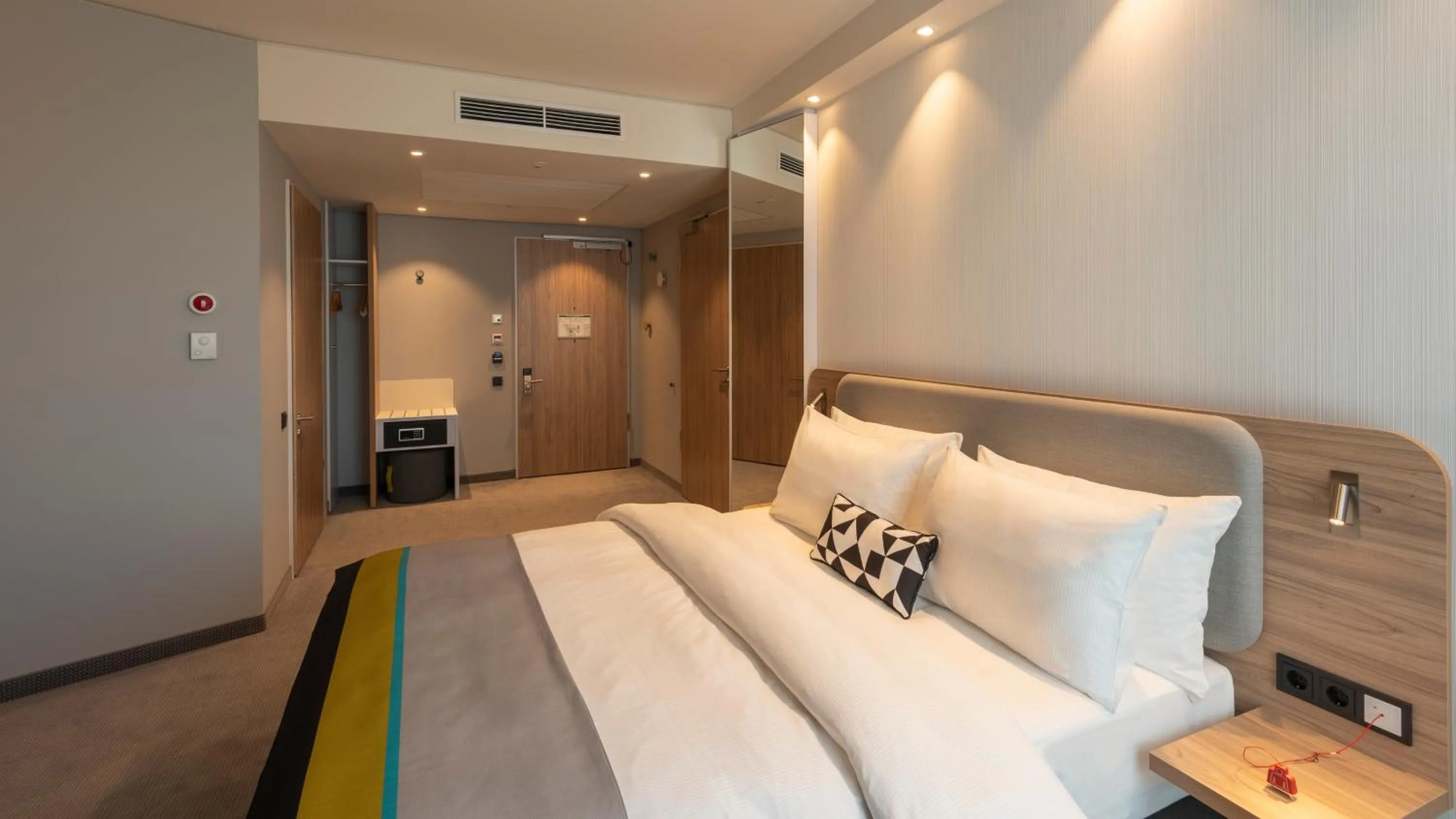 acessibility, Bed in Holiday Inn Express Düsseldorf - Hauptbahnhof by IHG