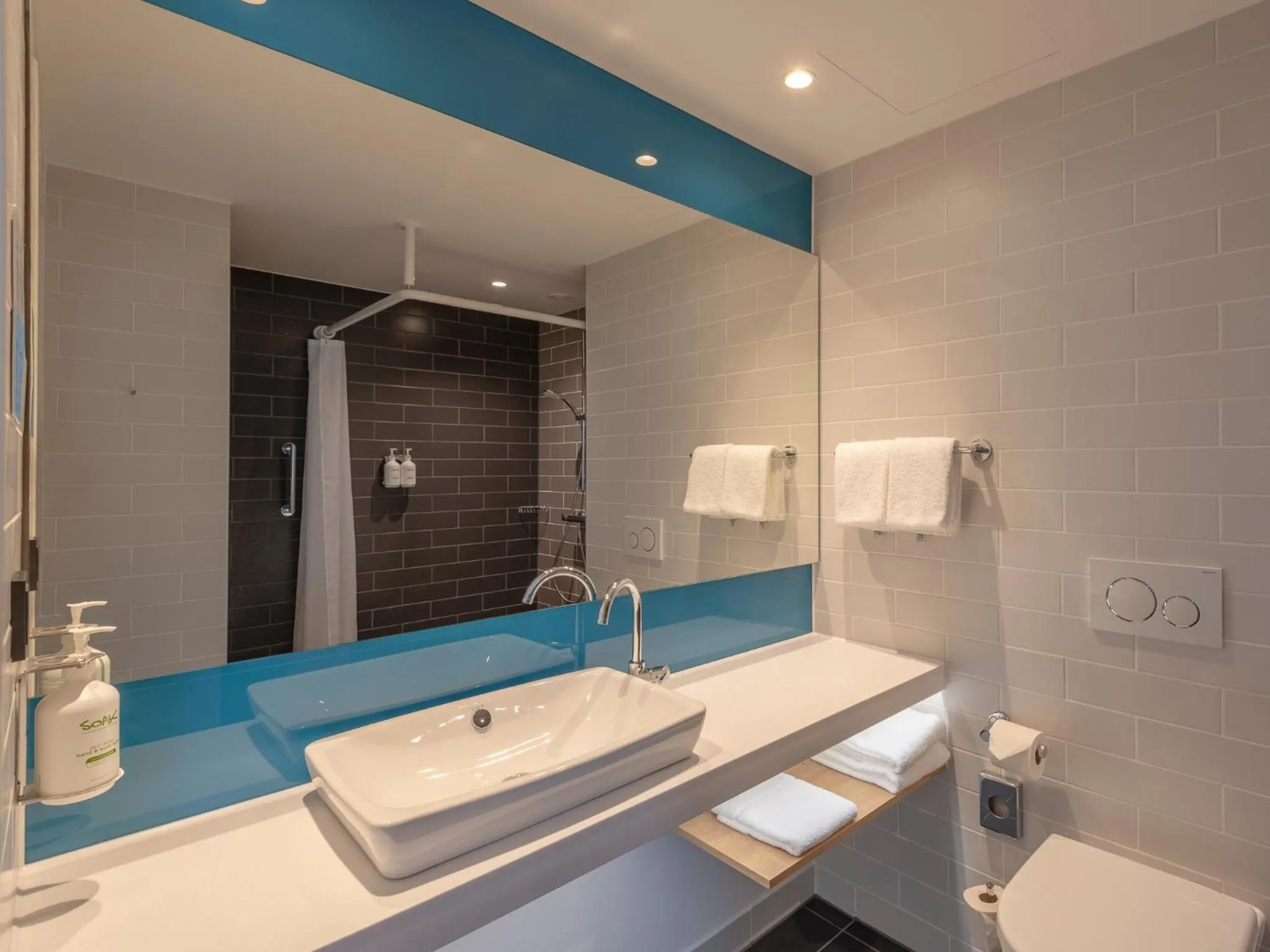 Bathroom in Holiday Inn Express Düsseldorf - Hauptbahnhof by IHG