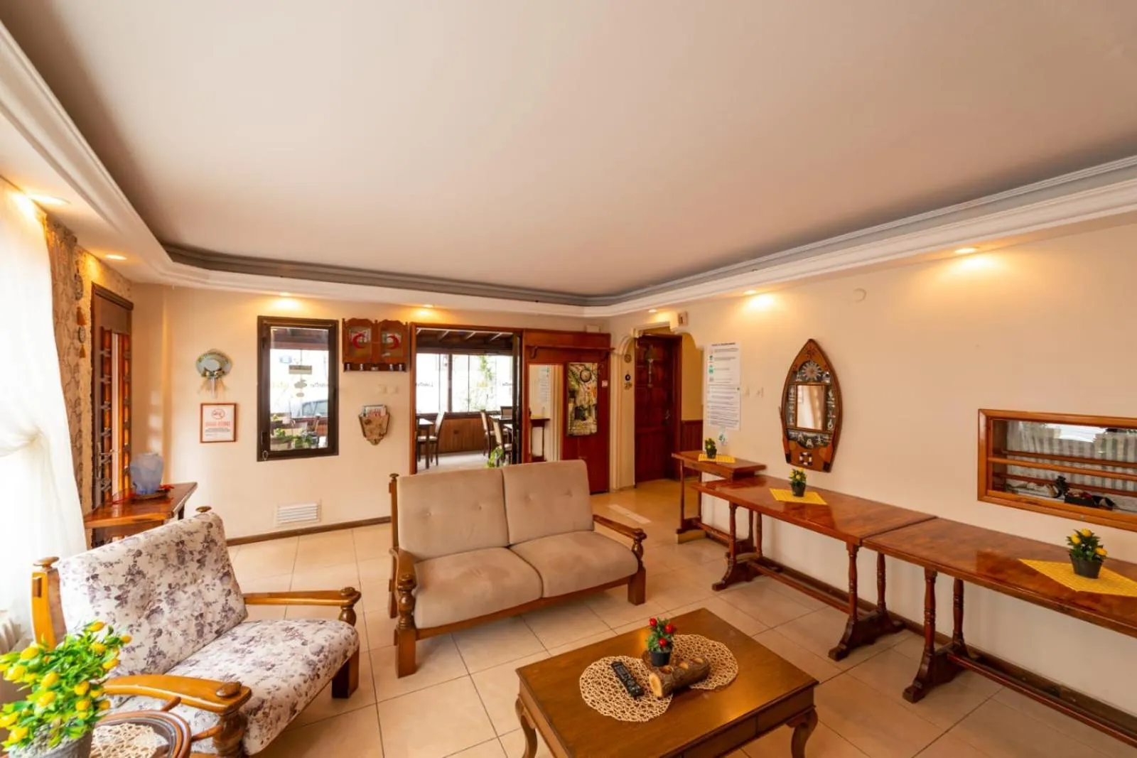 Seating area in LİMON OTEL FOÇA