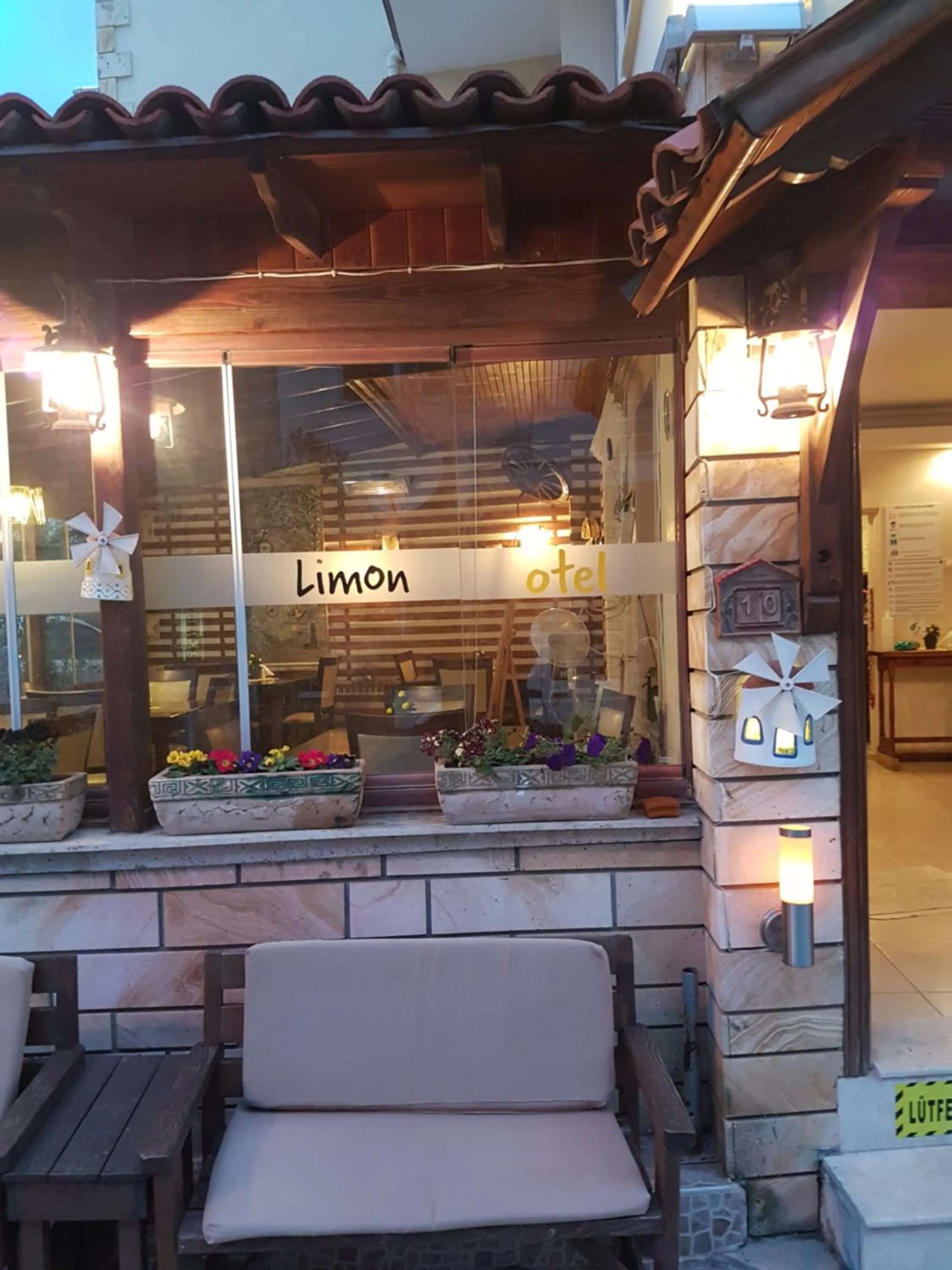 Restaurant/places to eat in LİMON OTEL FOÇA