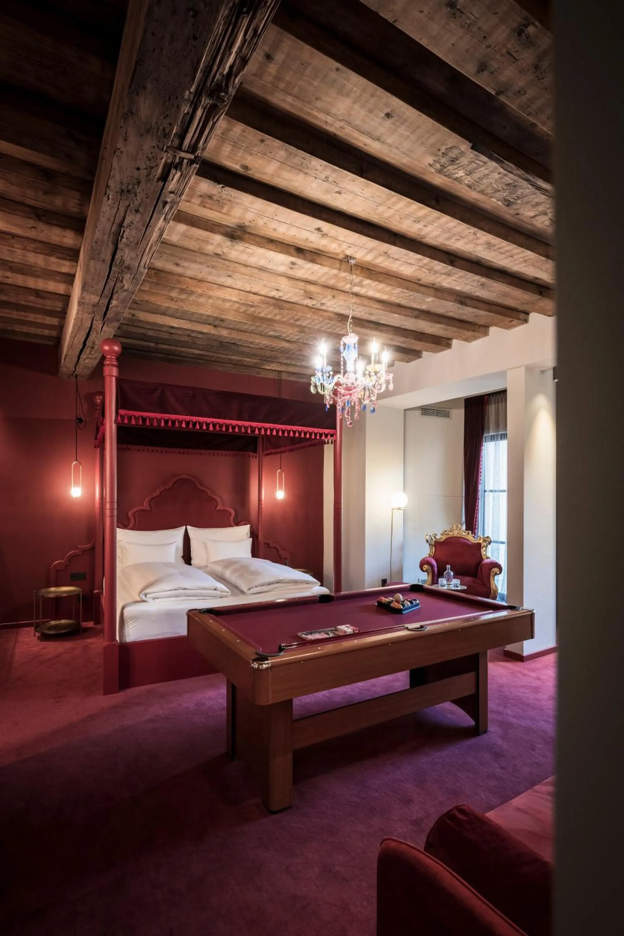 Living room, Bed in Altstadthotel Weisses Kreuz