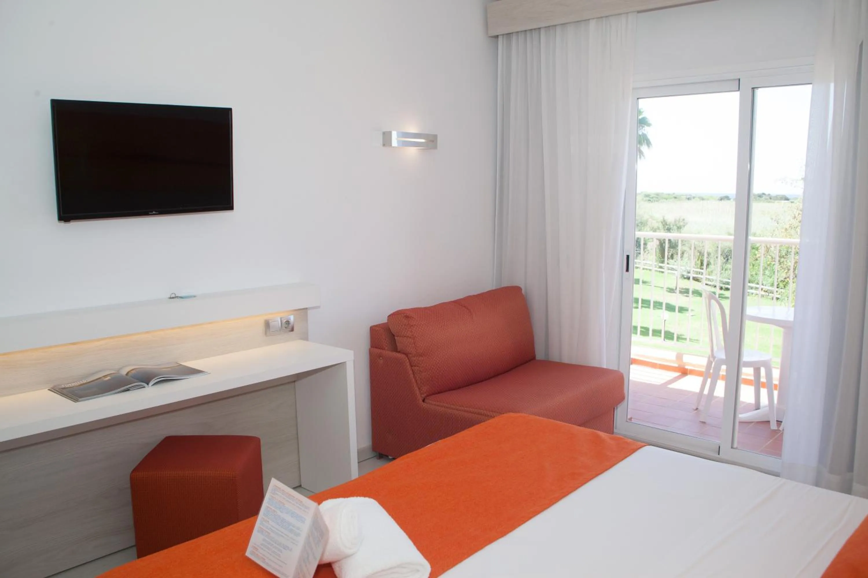 Bedroom, Bed in Arenas de Son Bou