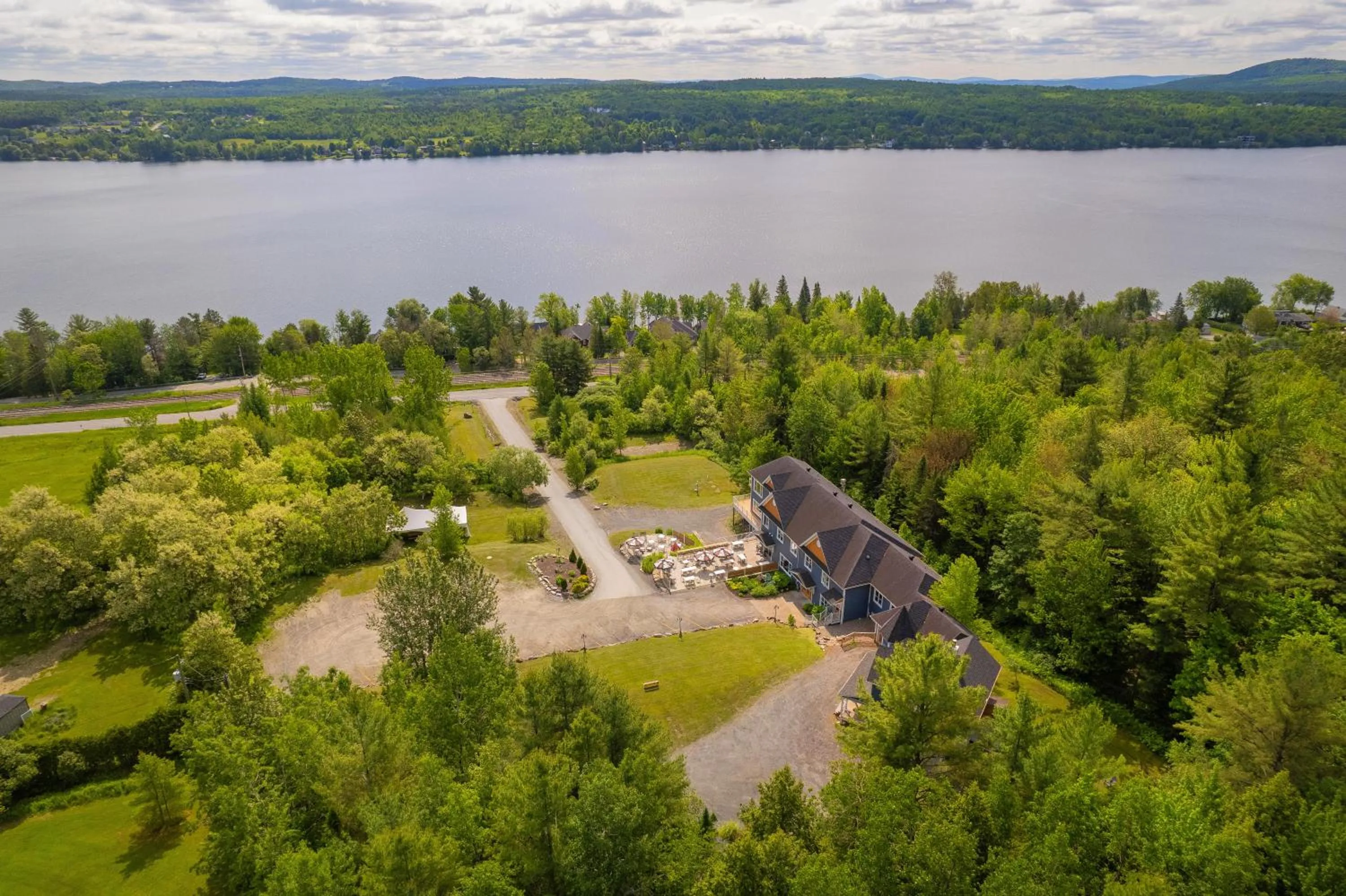 Property building in Au Sommet du Lac Magog
