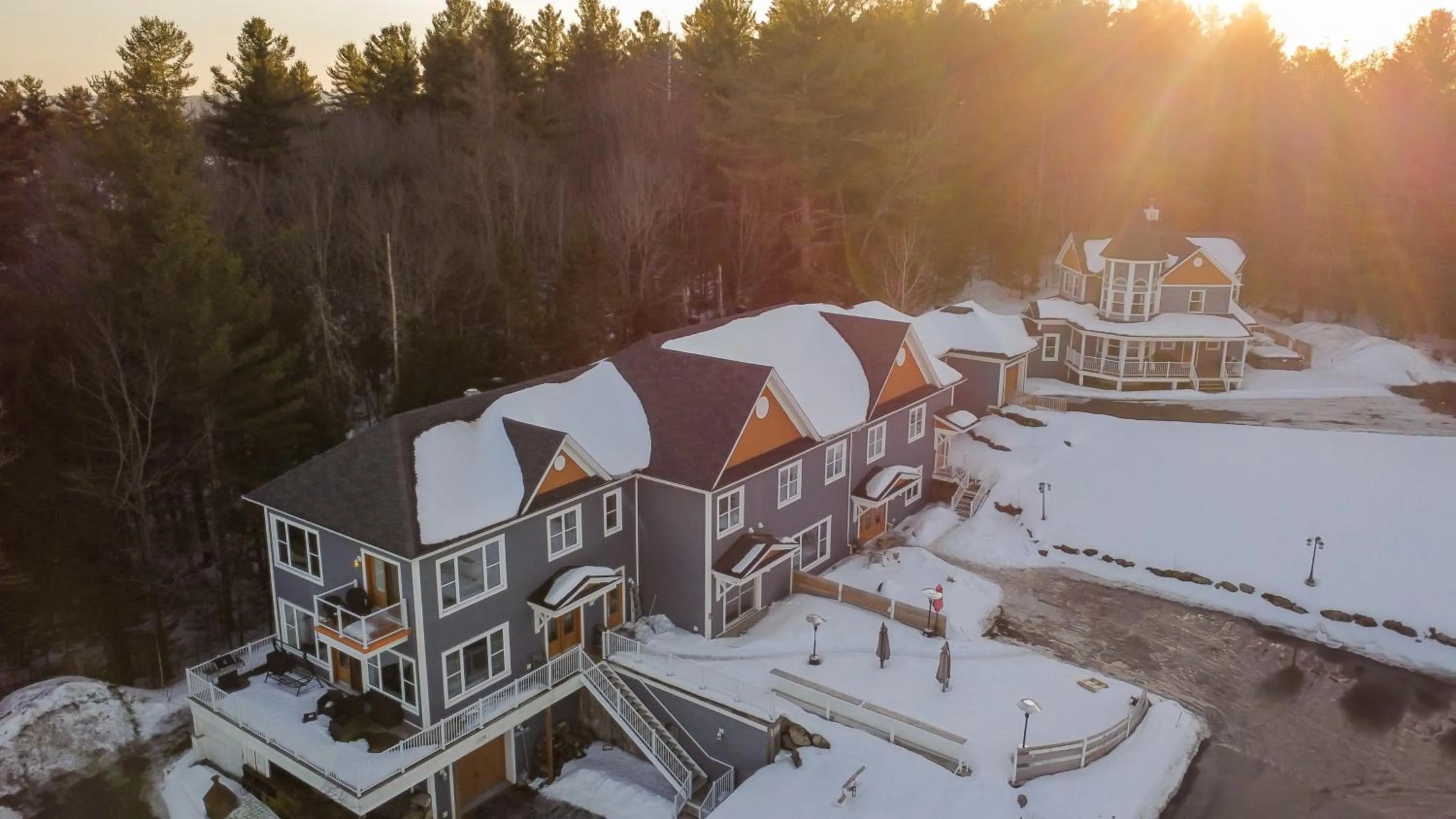 Property building in Au Sommet du Lac Magog