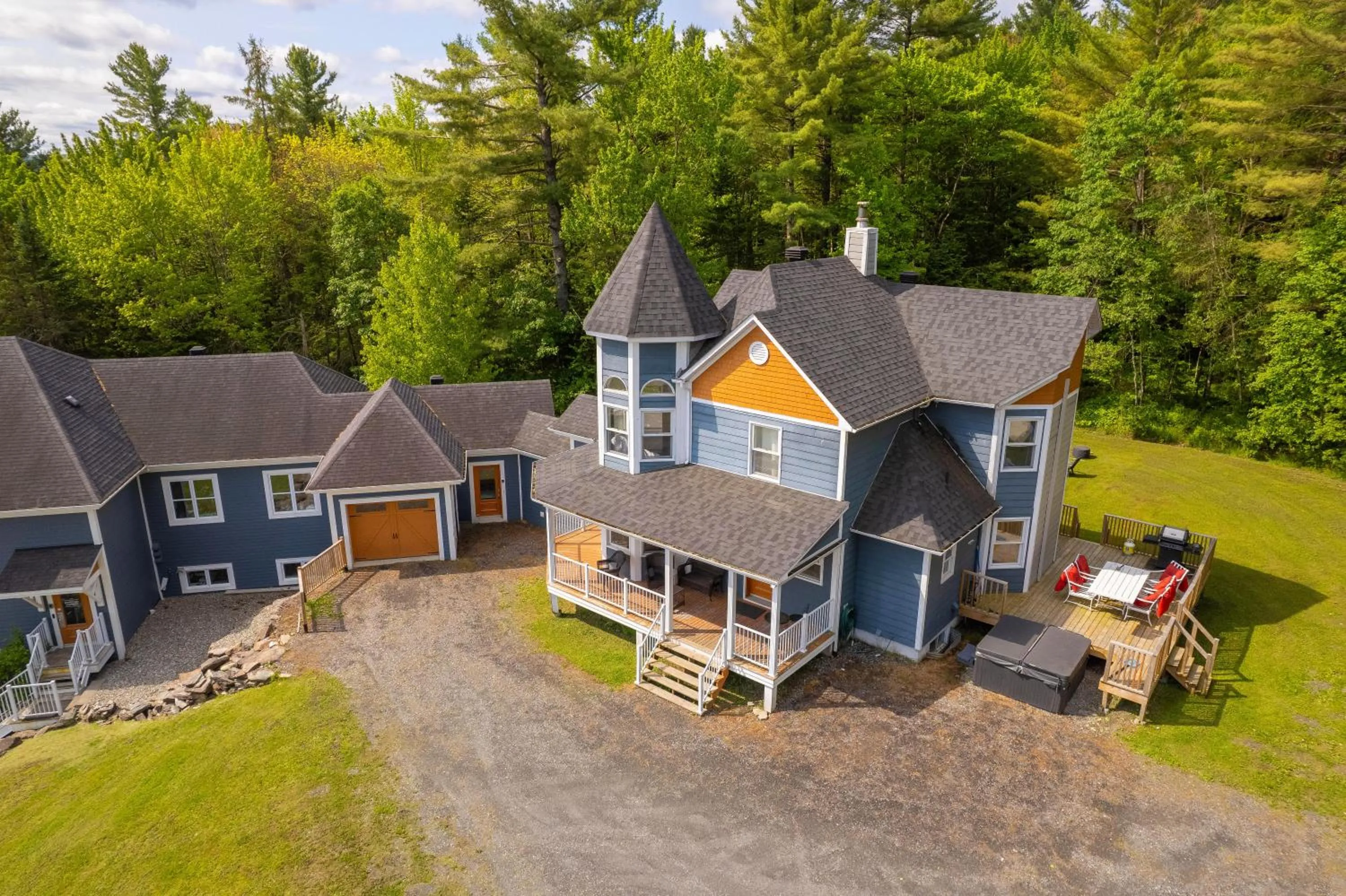 Property building in Au Sommet du Lac Magog