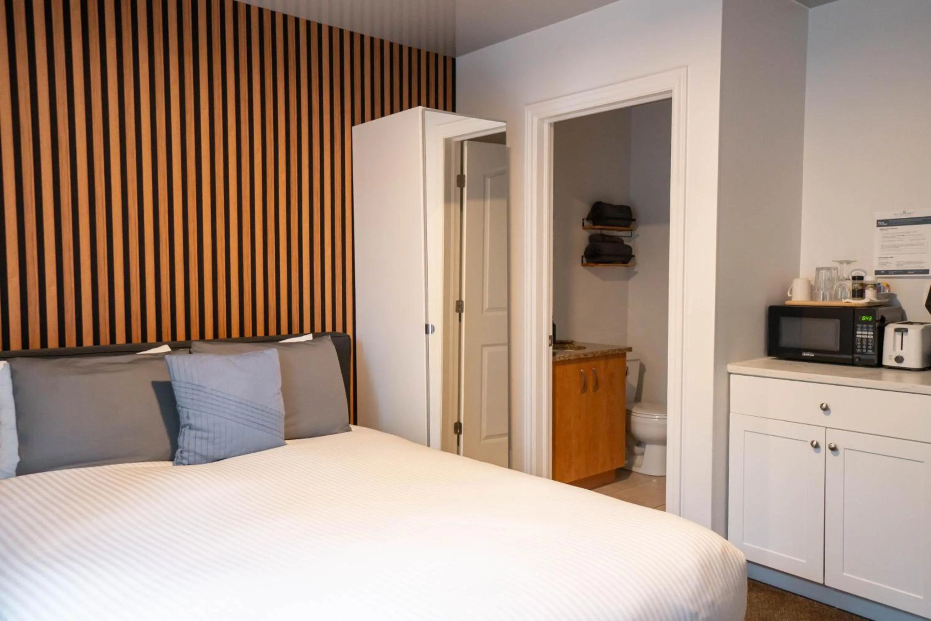 Bedroom, Bed in Au Sommet du Lac Magog