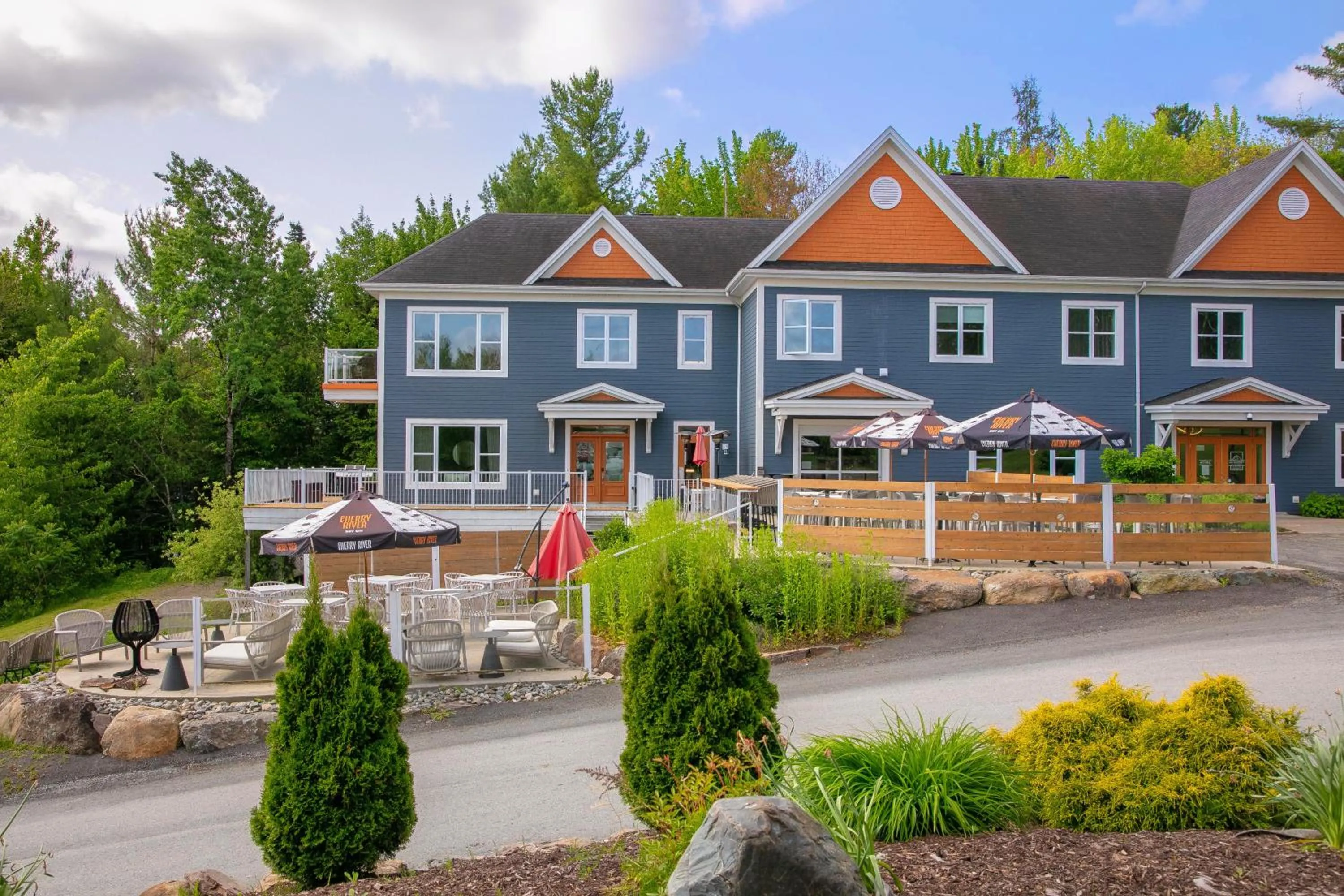 Property building in Au Sommet du Lac Magog