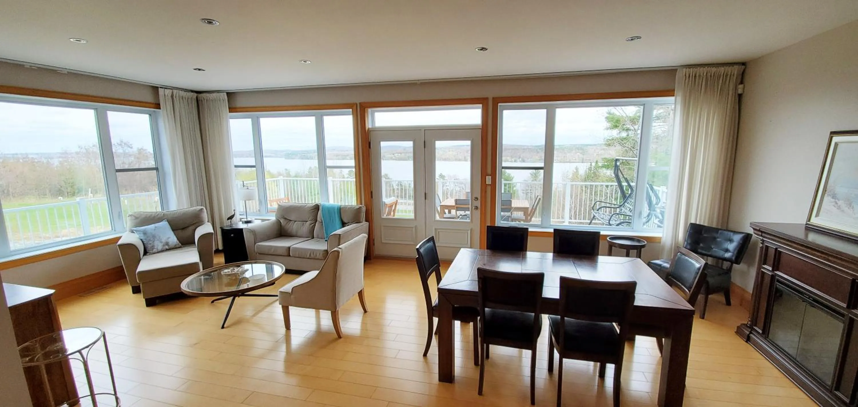 Living room in Au Sommet du Lac Magog