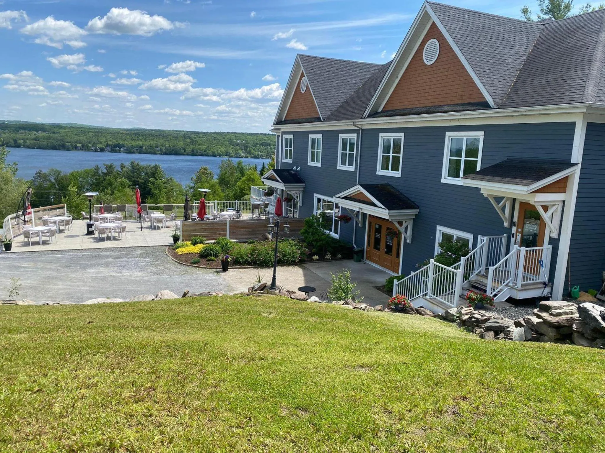 Property building in Au Sommet du Lac Magog