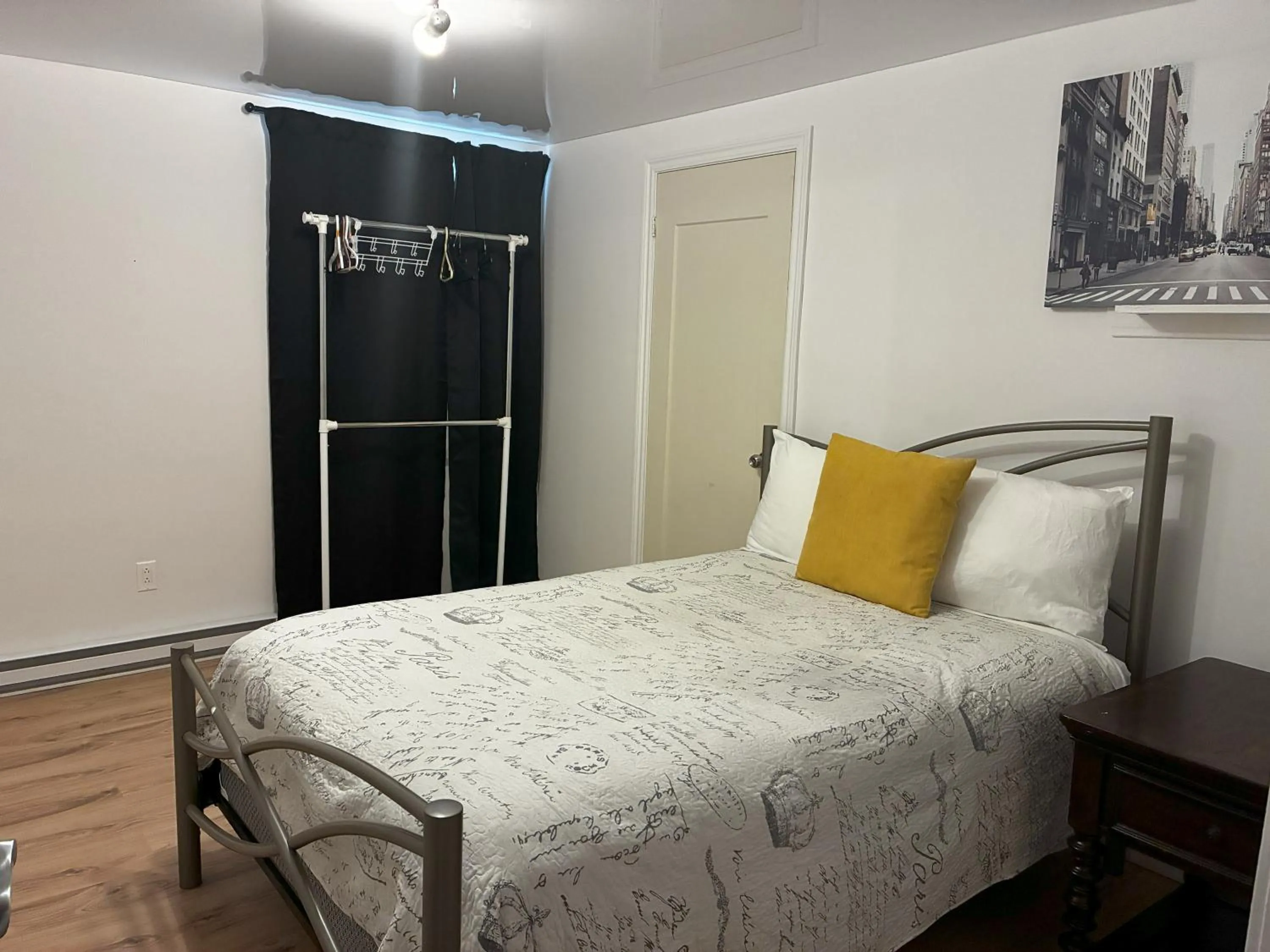 Bedroom, Bed in Au Sommet du Lac Magog