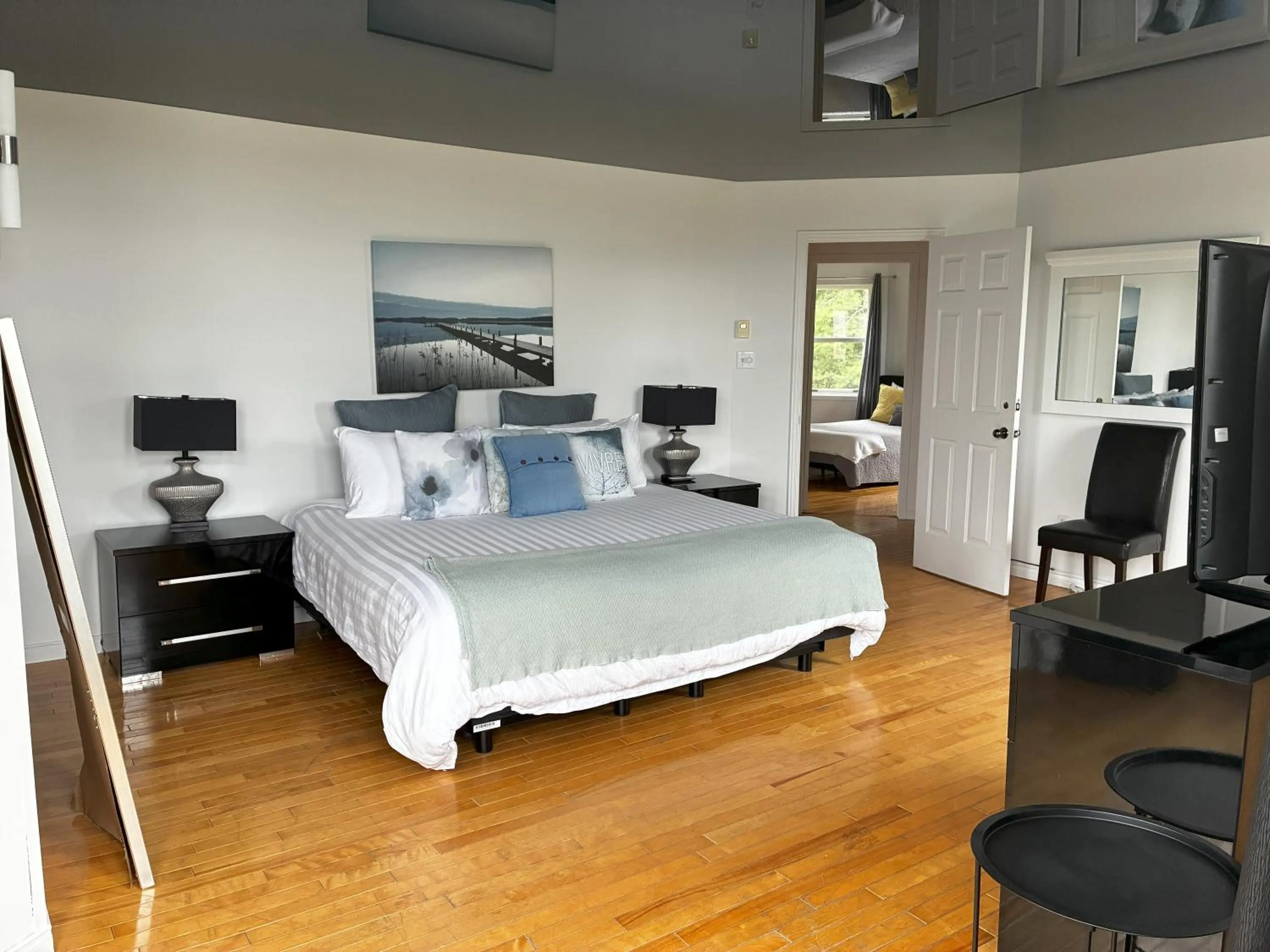 Bedroom, Bed in Au Sommet du Lac Magog