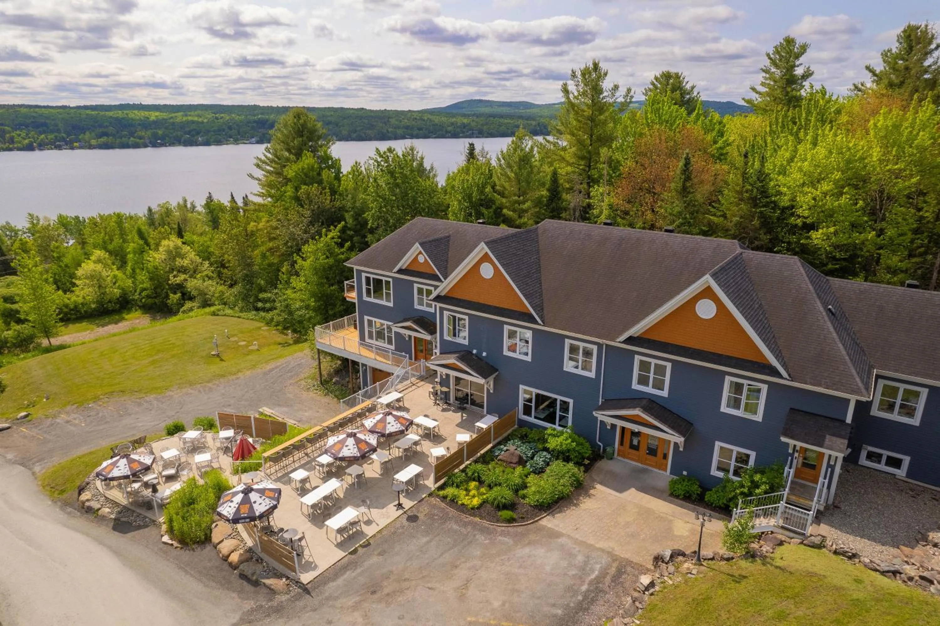 Property building in Au Sommet du Lac Magog