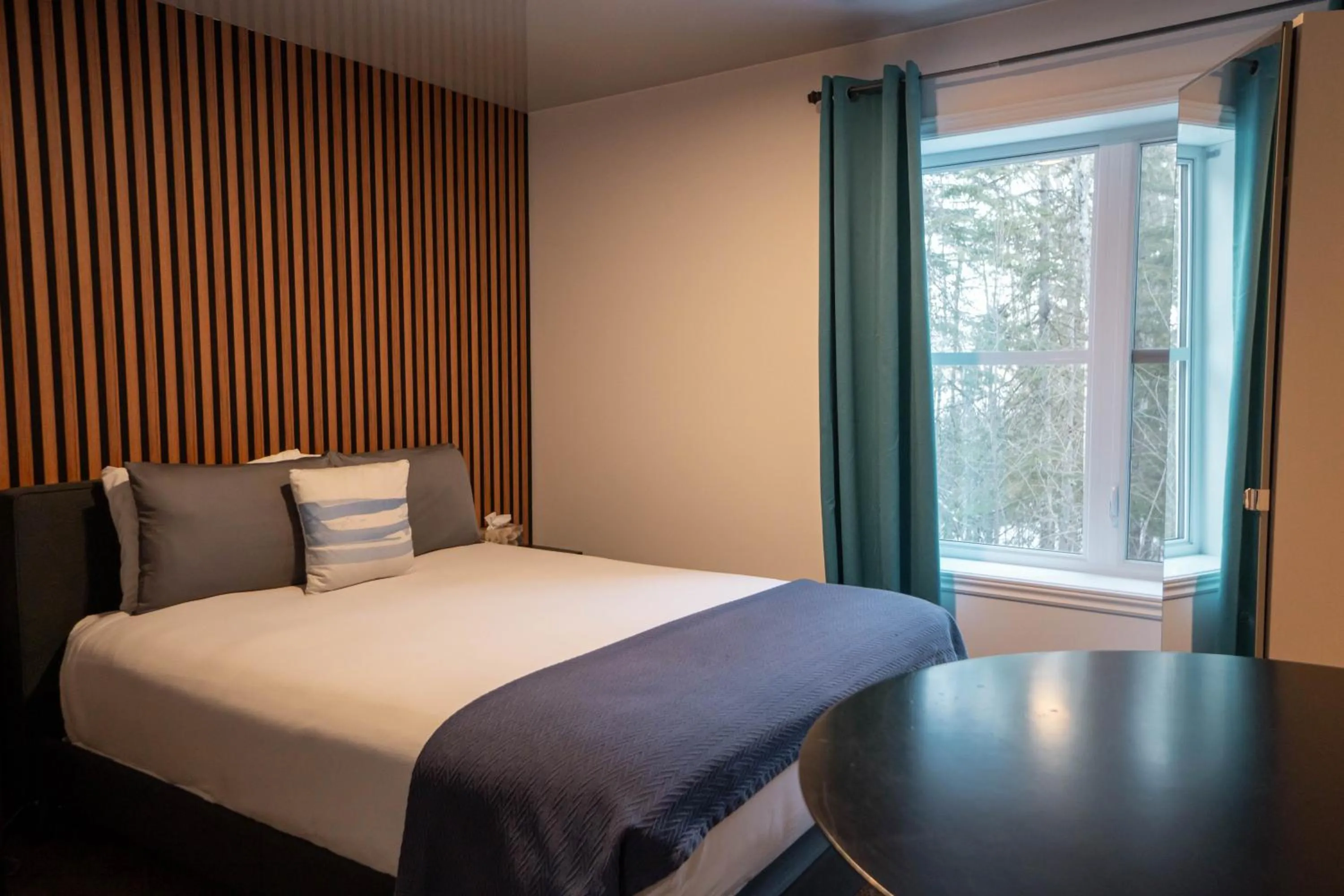 Bedroom, Bed in Au Sommet du Lac Magog