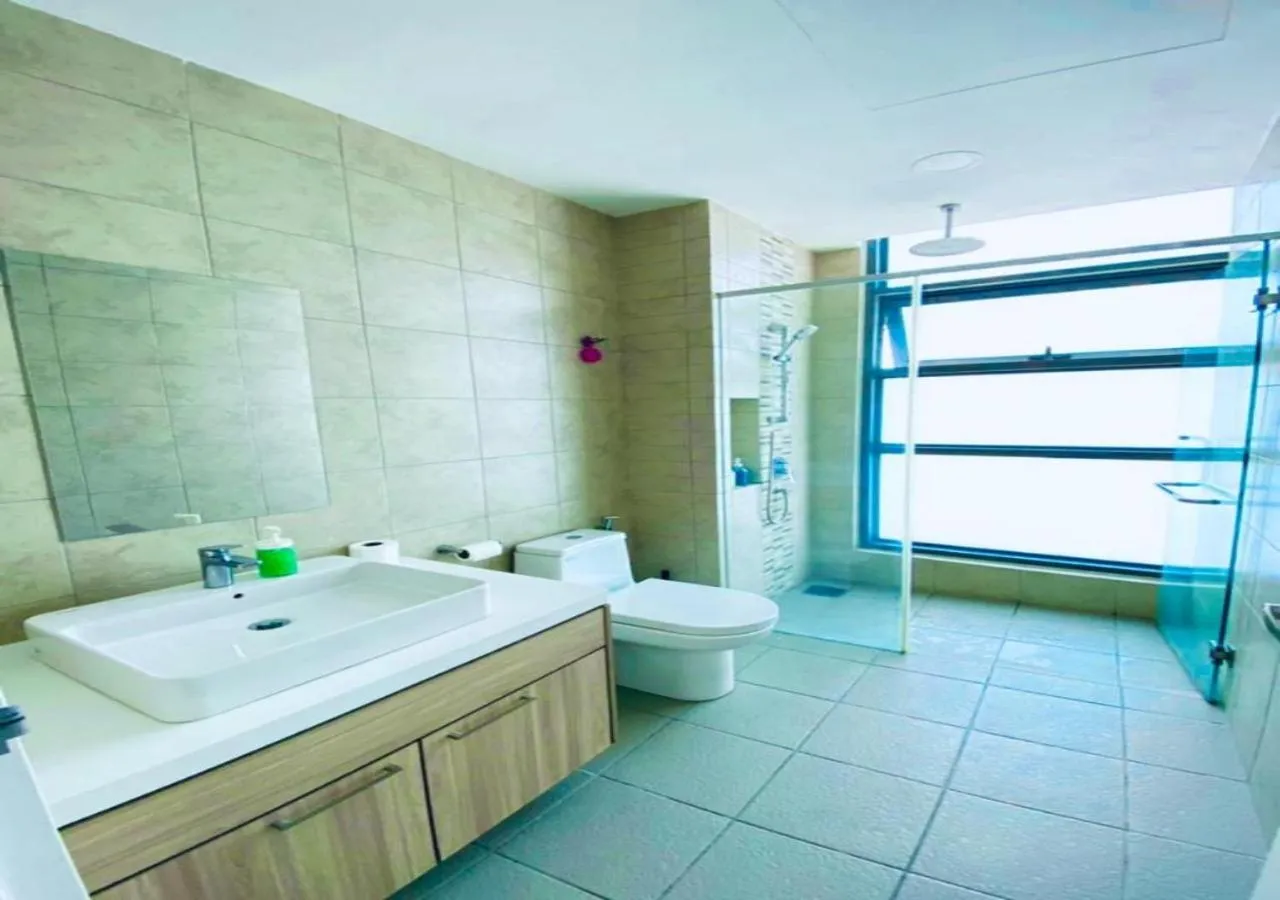 Toilet in Robertson PanoramaKL Suites