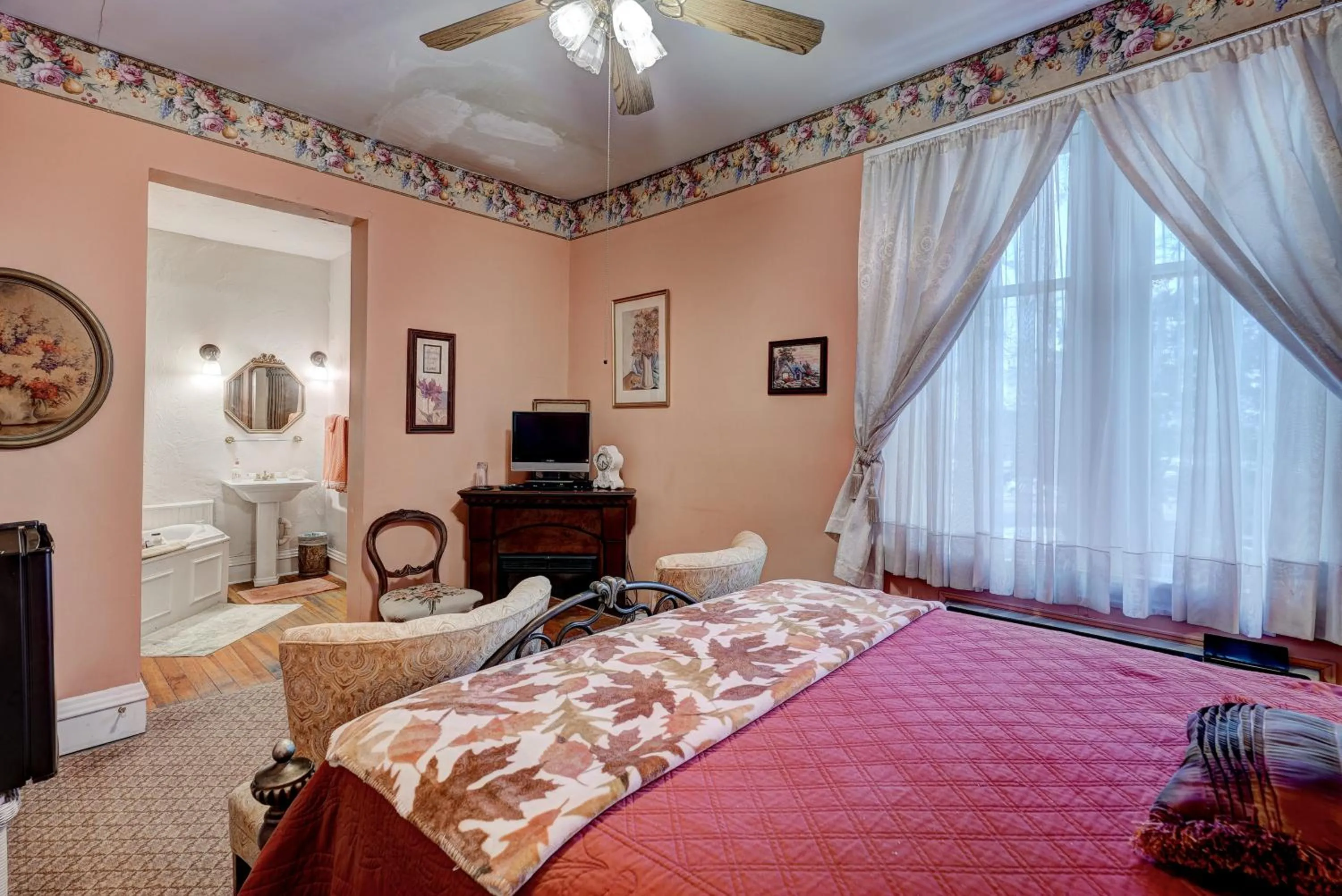 Photo of the whole room, Bed in Grandison Inn