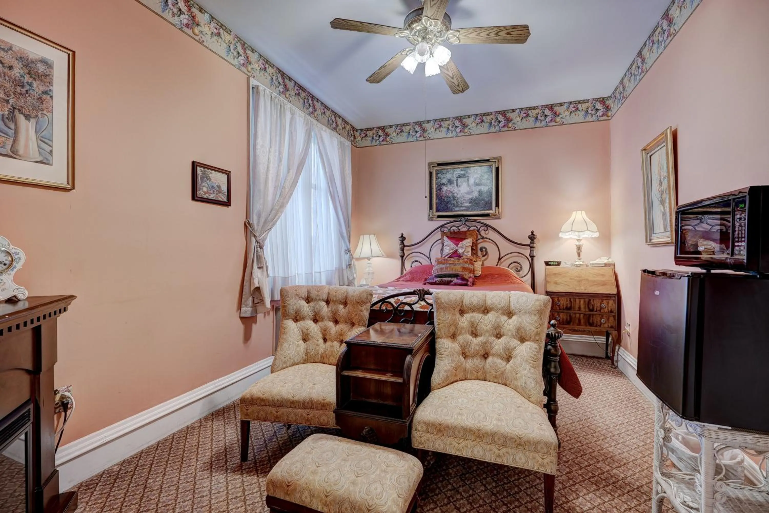 Photo of the whole room, Bed in Grandison Inn