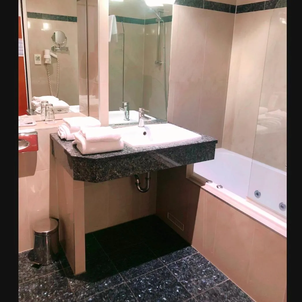 Hot Tub in Hotel Aragia