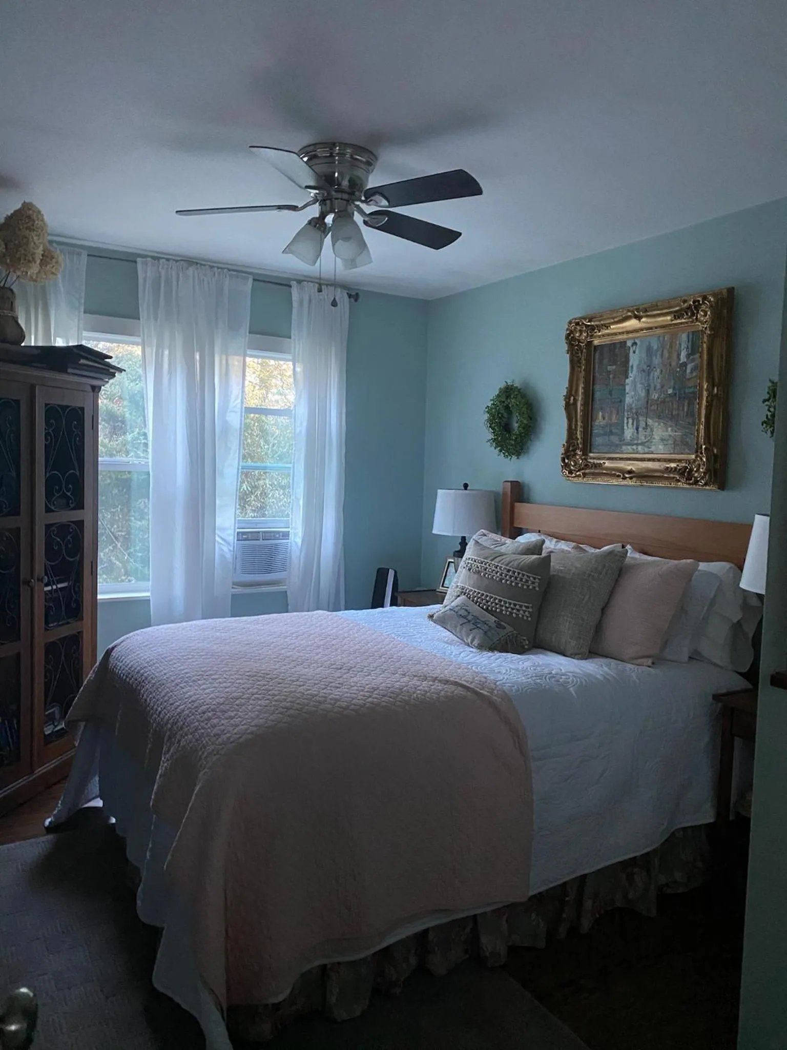 Bed in Chic Cottage 1.7 miles to Downtown Highlands