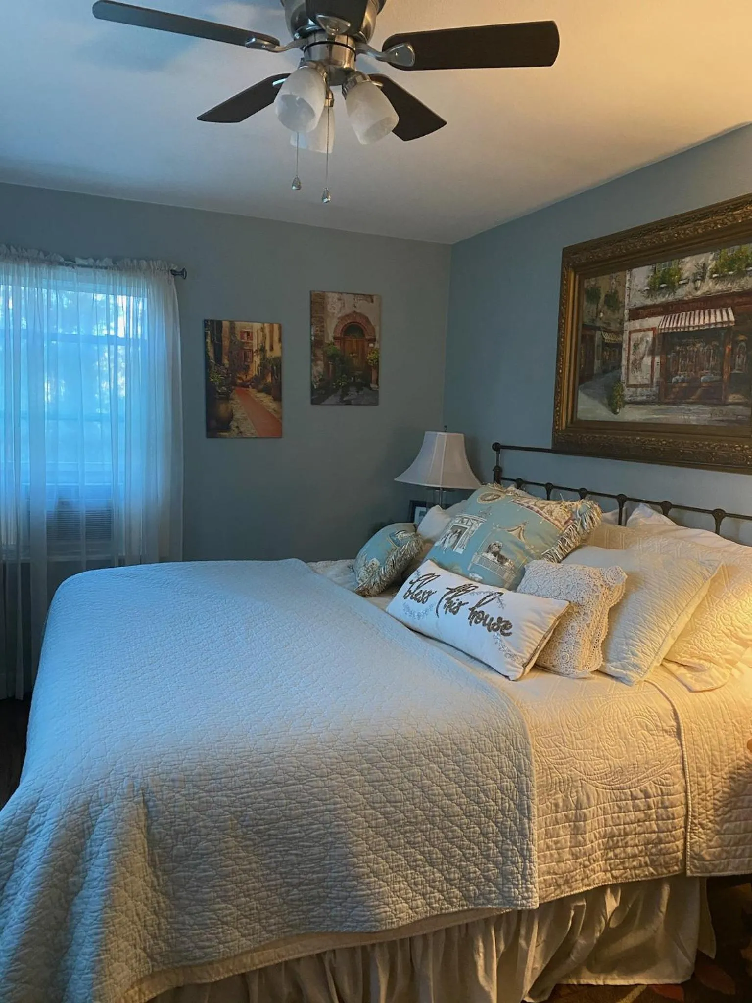 Bed in Chic Cottage 1.7 miles to Downtown Highlands