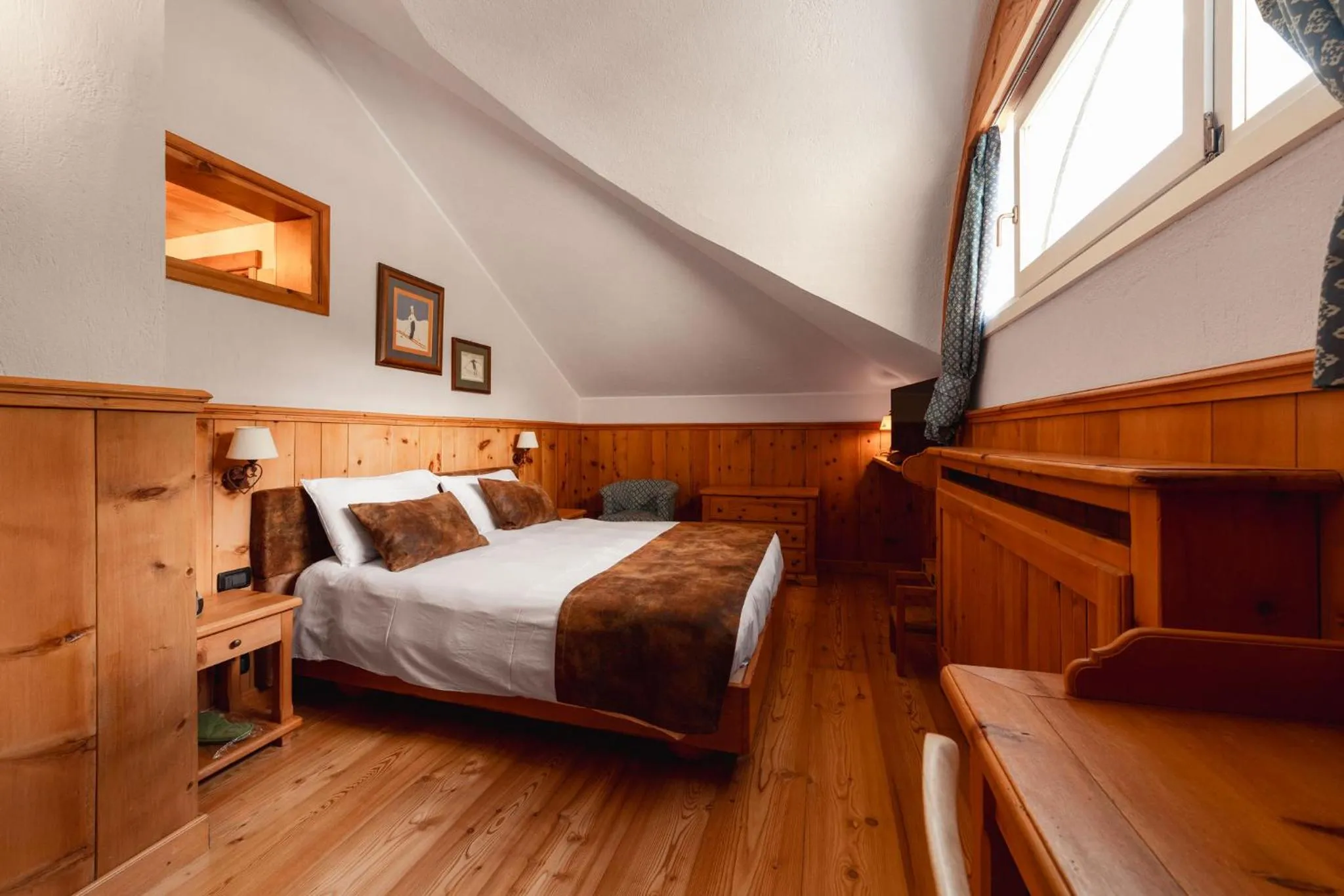 Bedroom, Bed in HOTEL BOUTON D'OR Courmayeur