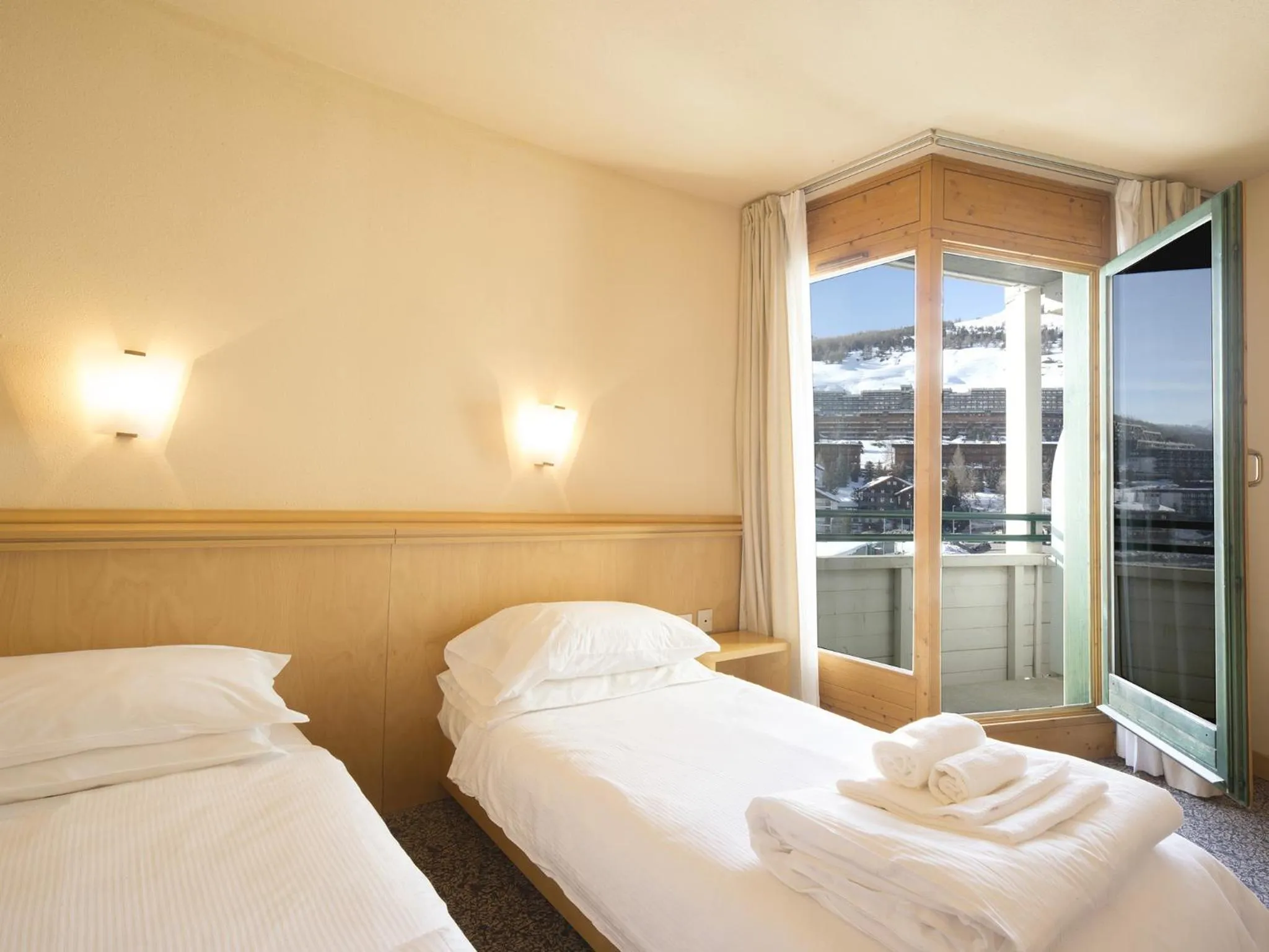 Photo of the whole room, Bed in Hotel Club Uappala Sestriere