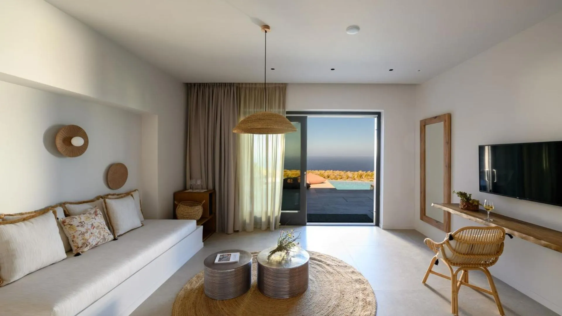 TV and multimedia, Bed in Lithi Luxury Retreat