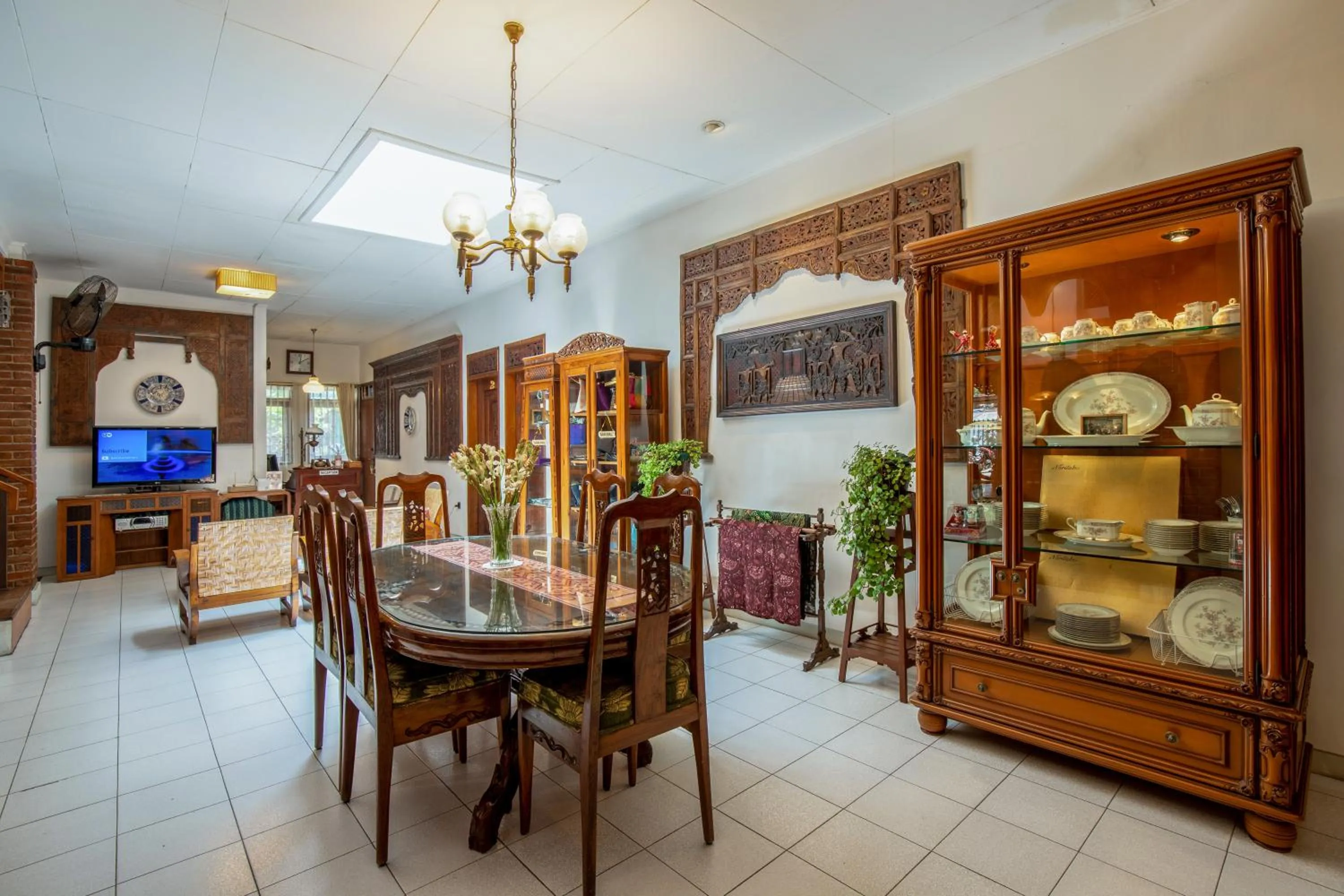 Restaurant/places to eat in Sekararum Butik Syariah Guesthouse