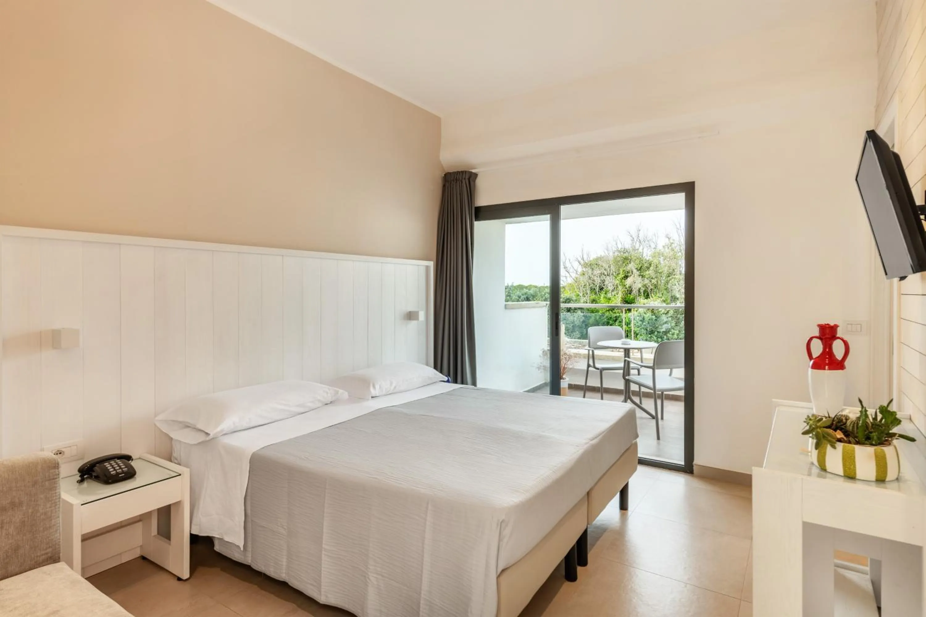 Bedroom, Bed in VOI Alimini Resort