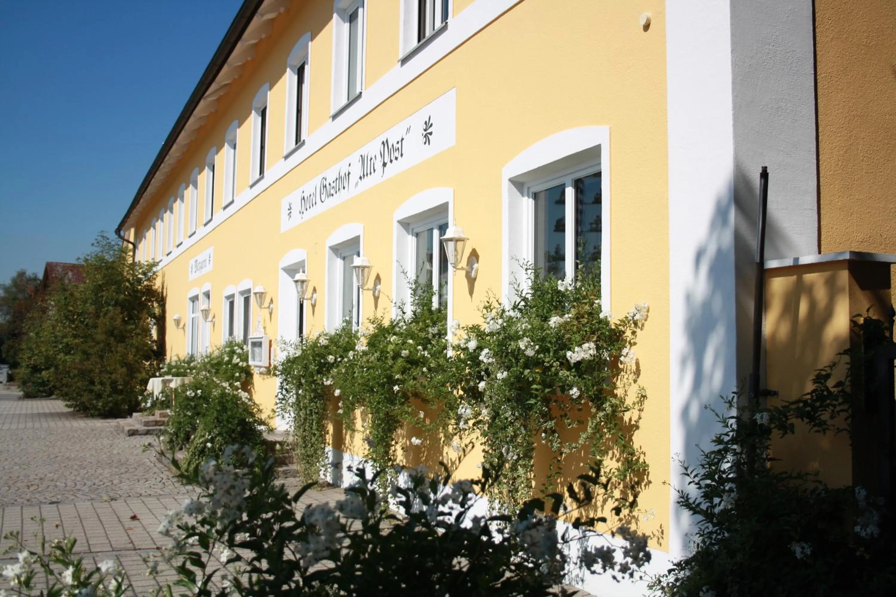 Property building in Hotel Gasthof Alte Post - Restaurant offen